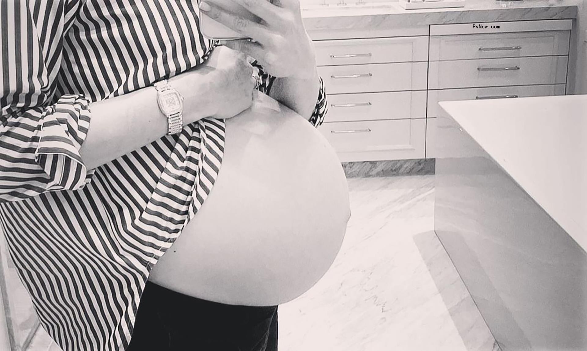 Emmy Rossum's pregnant belly