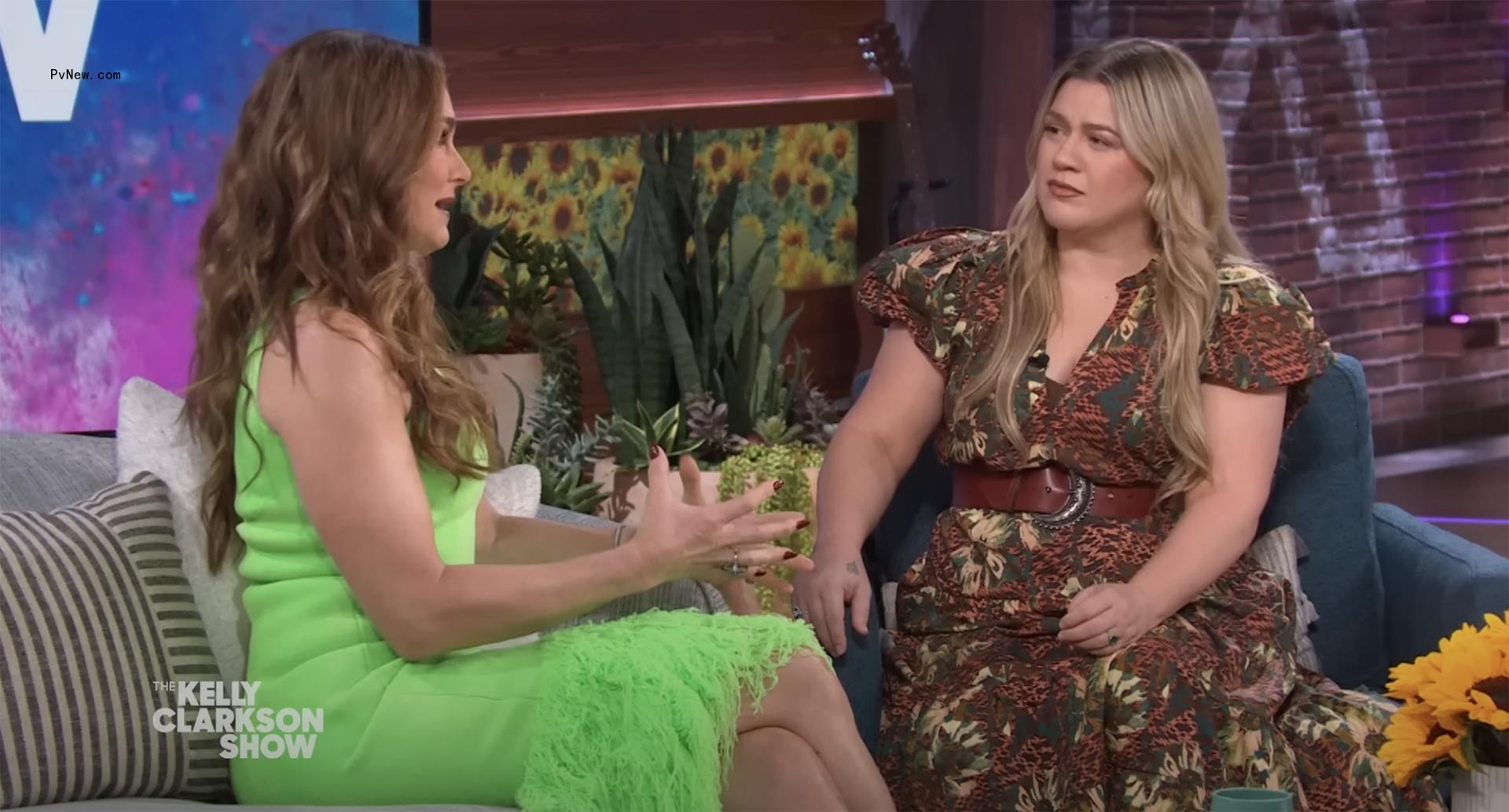 Kelly Clarkson interviewing Brooke Shields on her talk show.