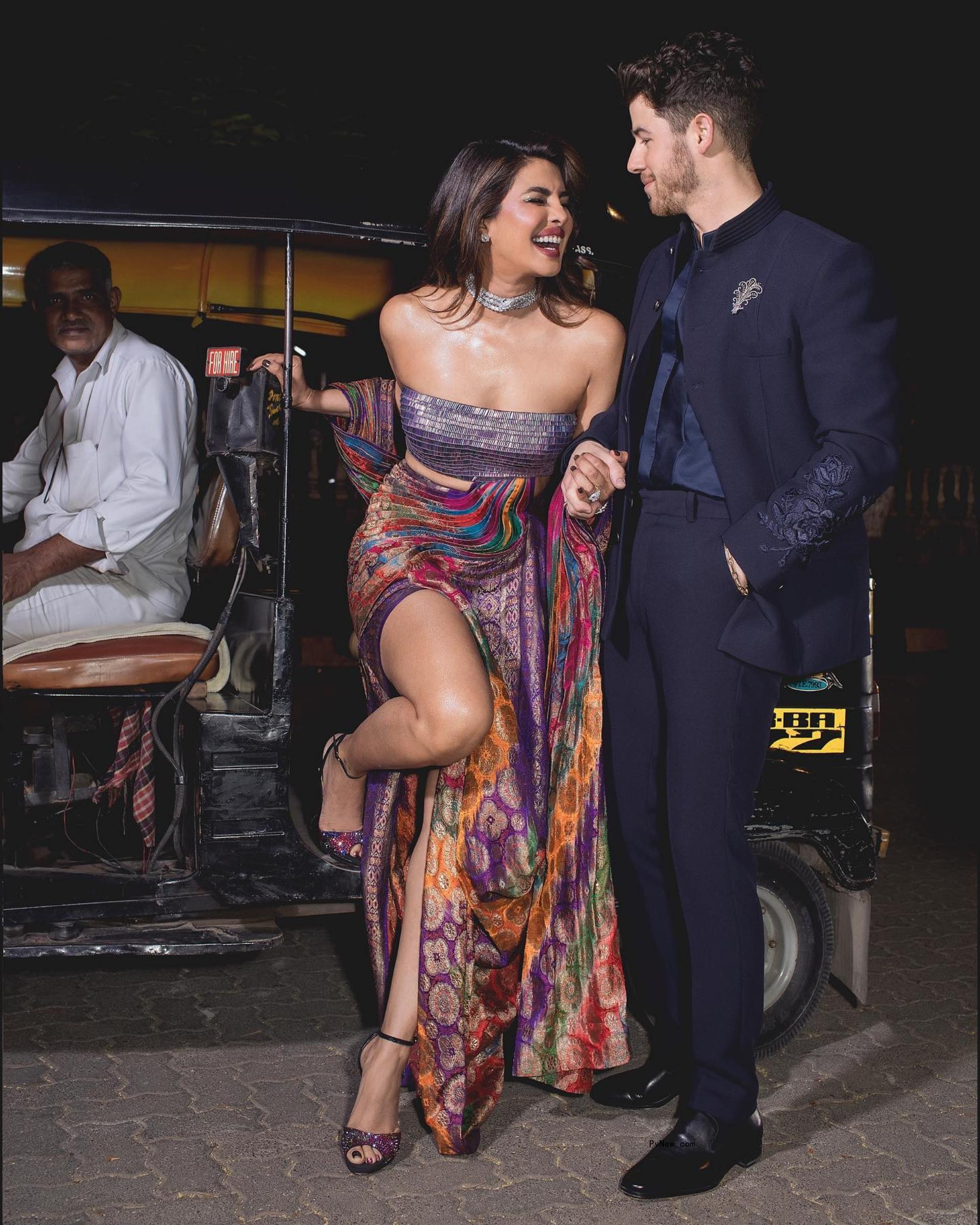 Priyanka Chopra and Nick Jo<i></i>nas wearing formalwear.