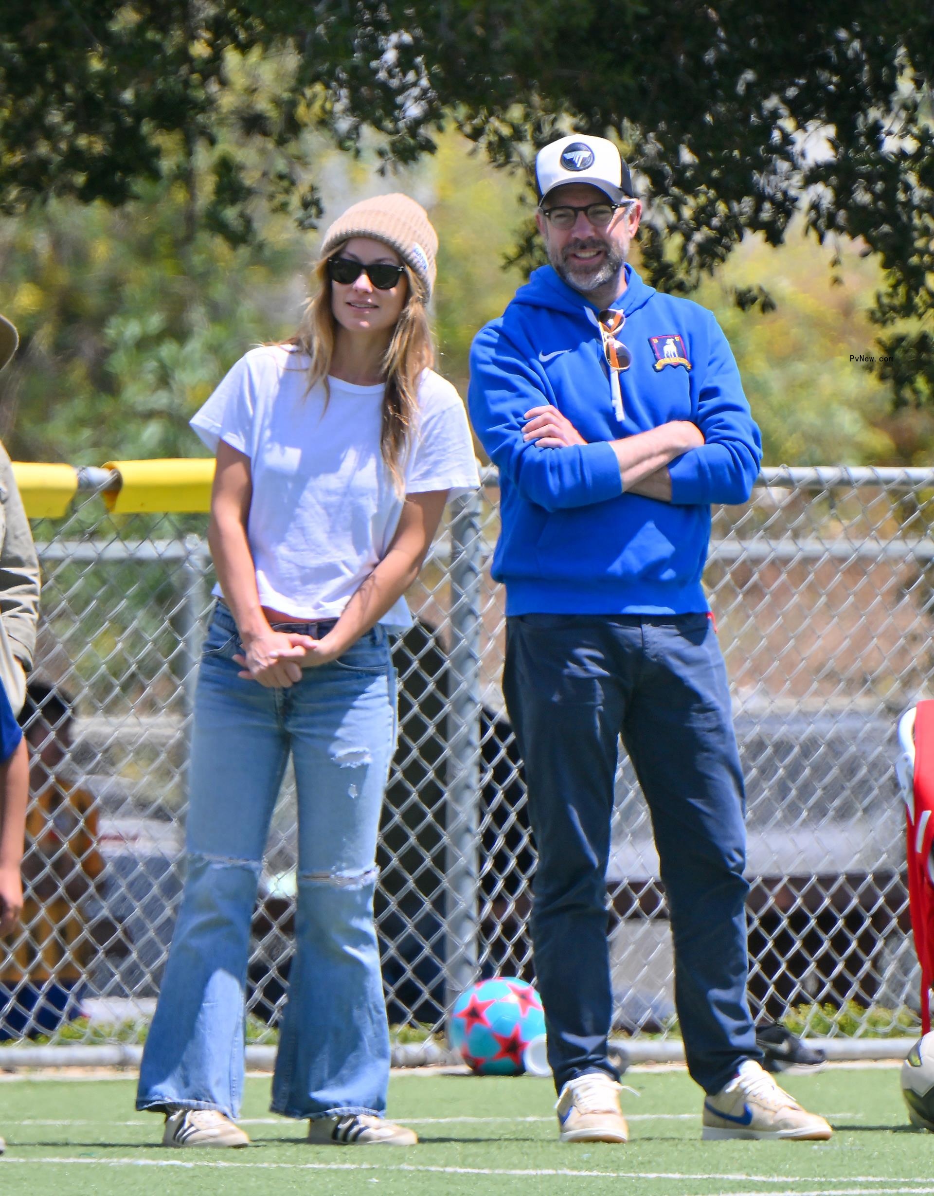 Jason Sudeikis and Olivia Wilde on a soccer field. 