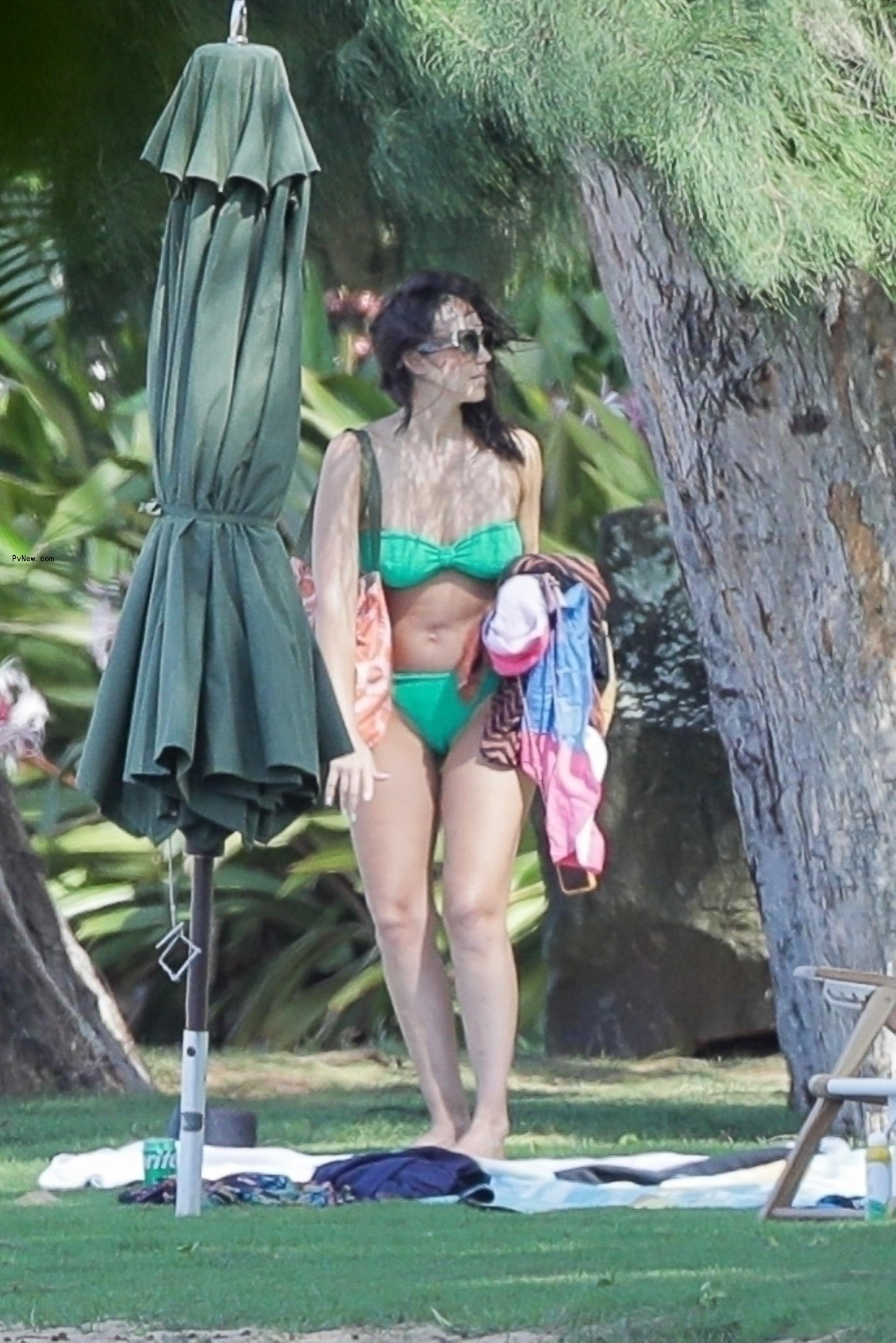 Jessica Alba on holiday in Hawaii, April 2023.