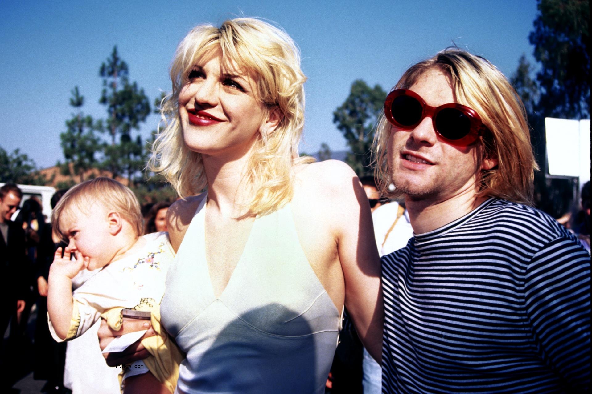 Kurt Cobain, Courtney Love and baby Frances Bean smiling