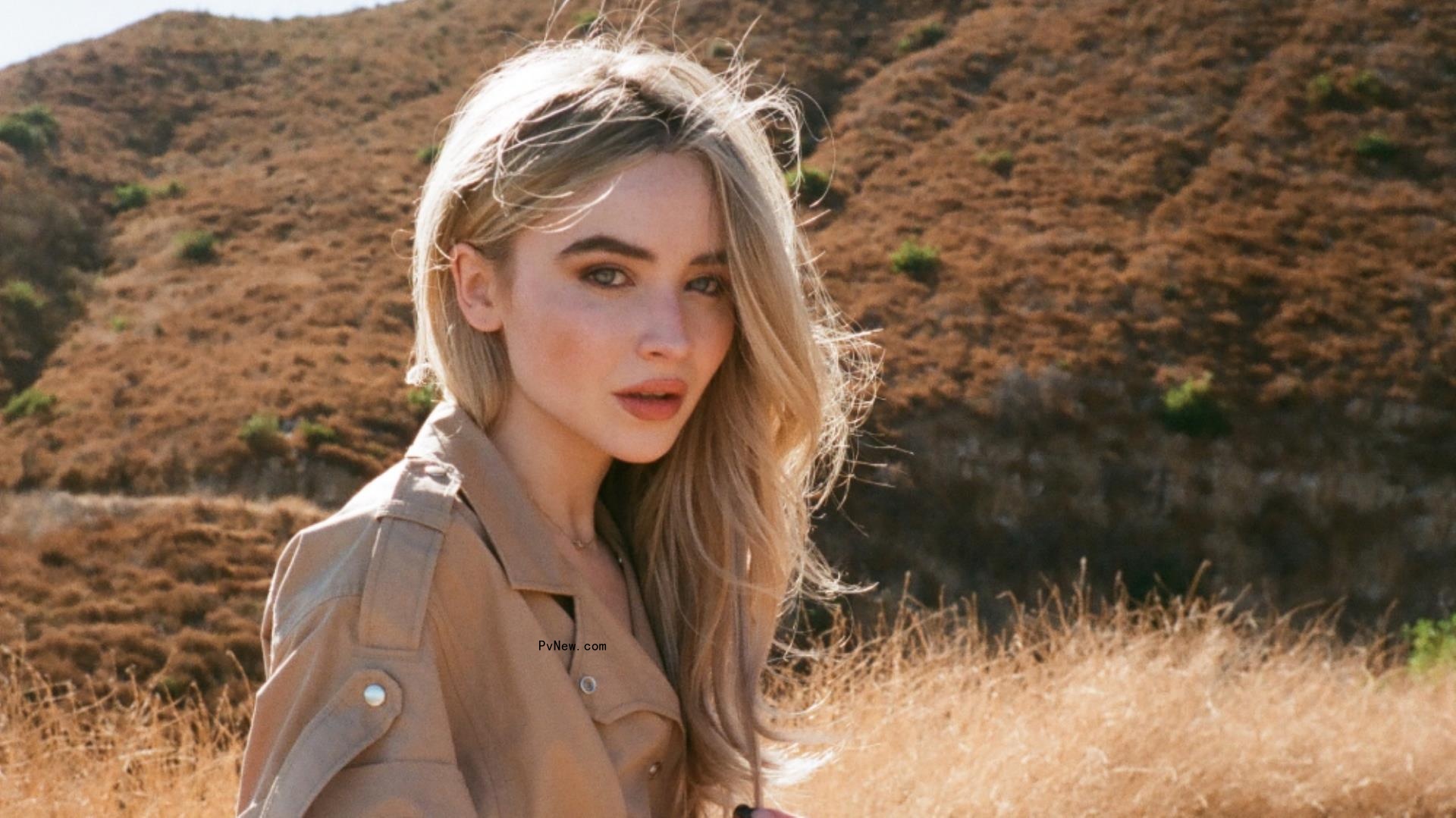 Sabrina Carpenter Signs With Island Records