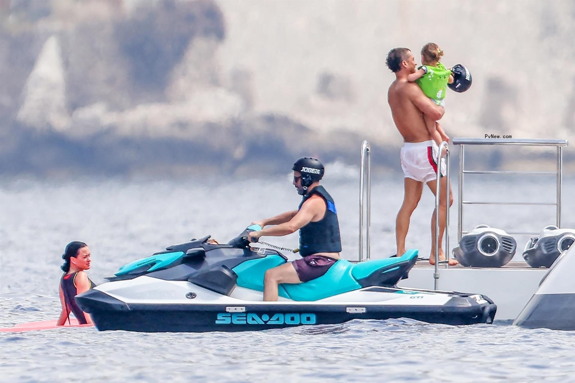 Orlando Bloom holding his daughter Daisy Dove on a yacht