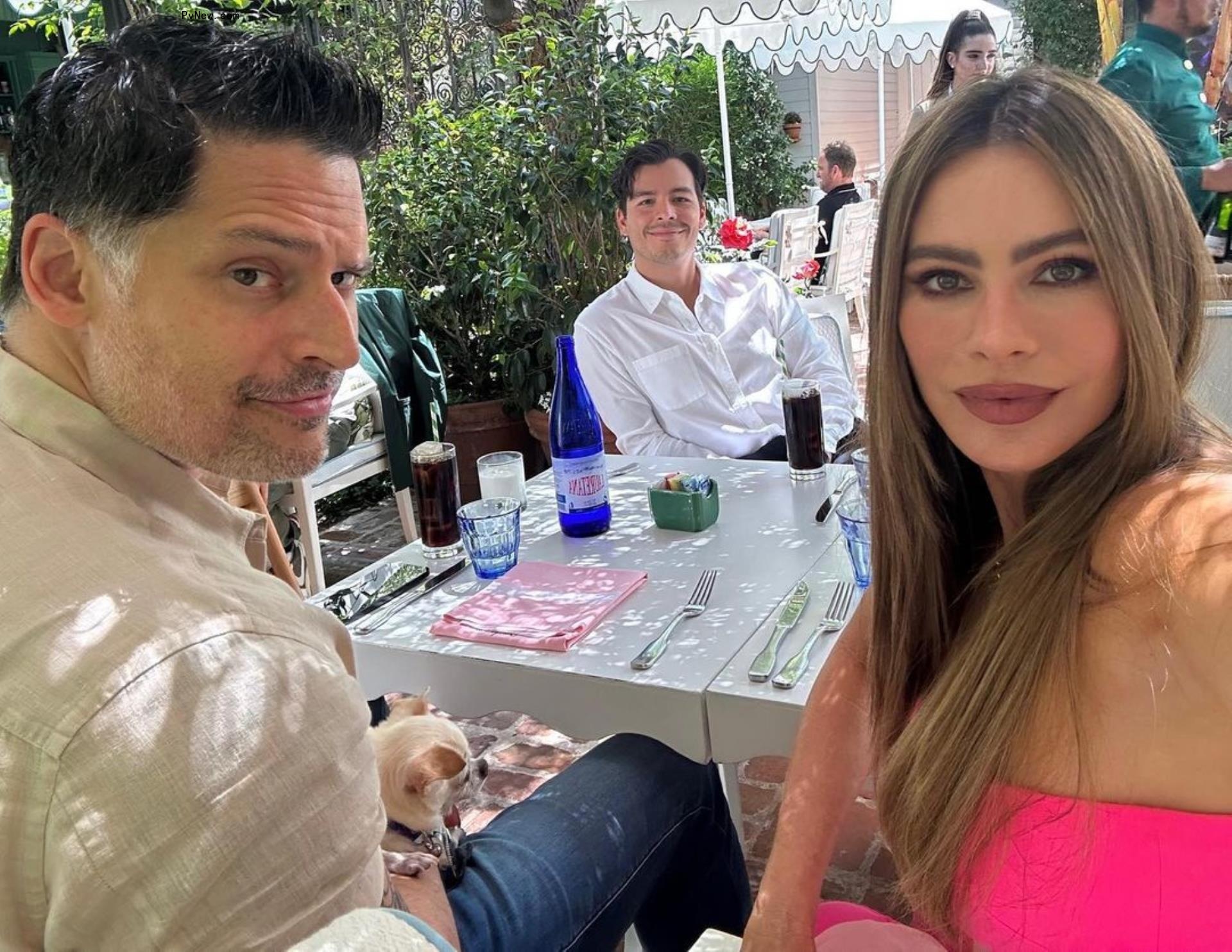 A selfie of Sofía Vergara and Joe Manganiello.