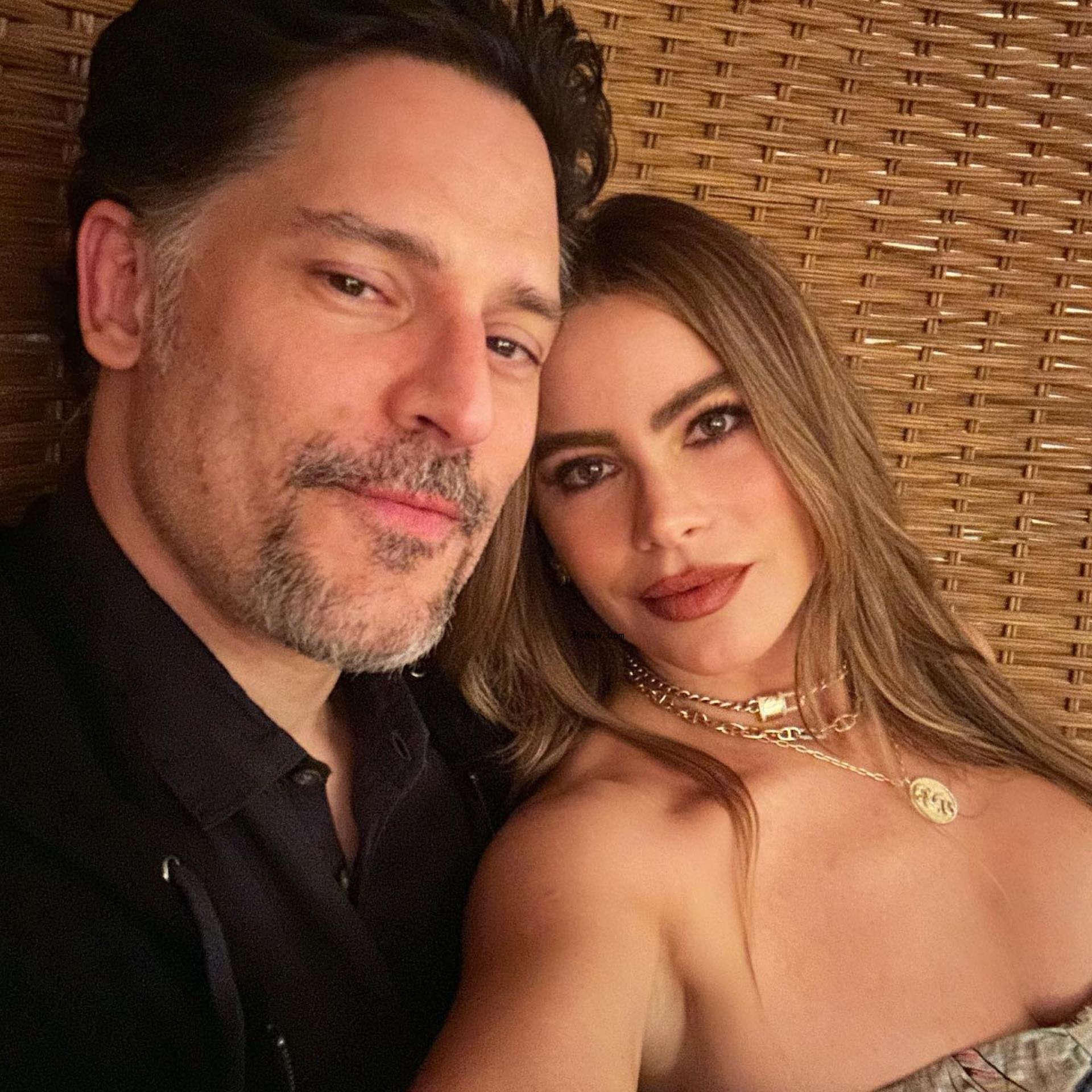 A selfie of Sofía Vergara and Joe Manganiello.