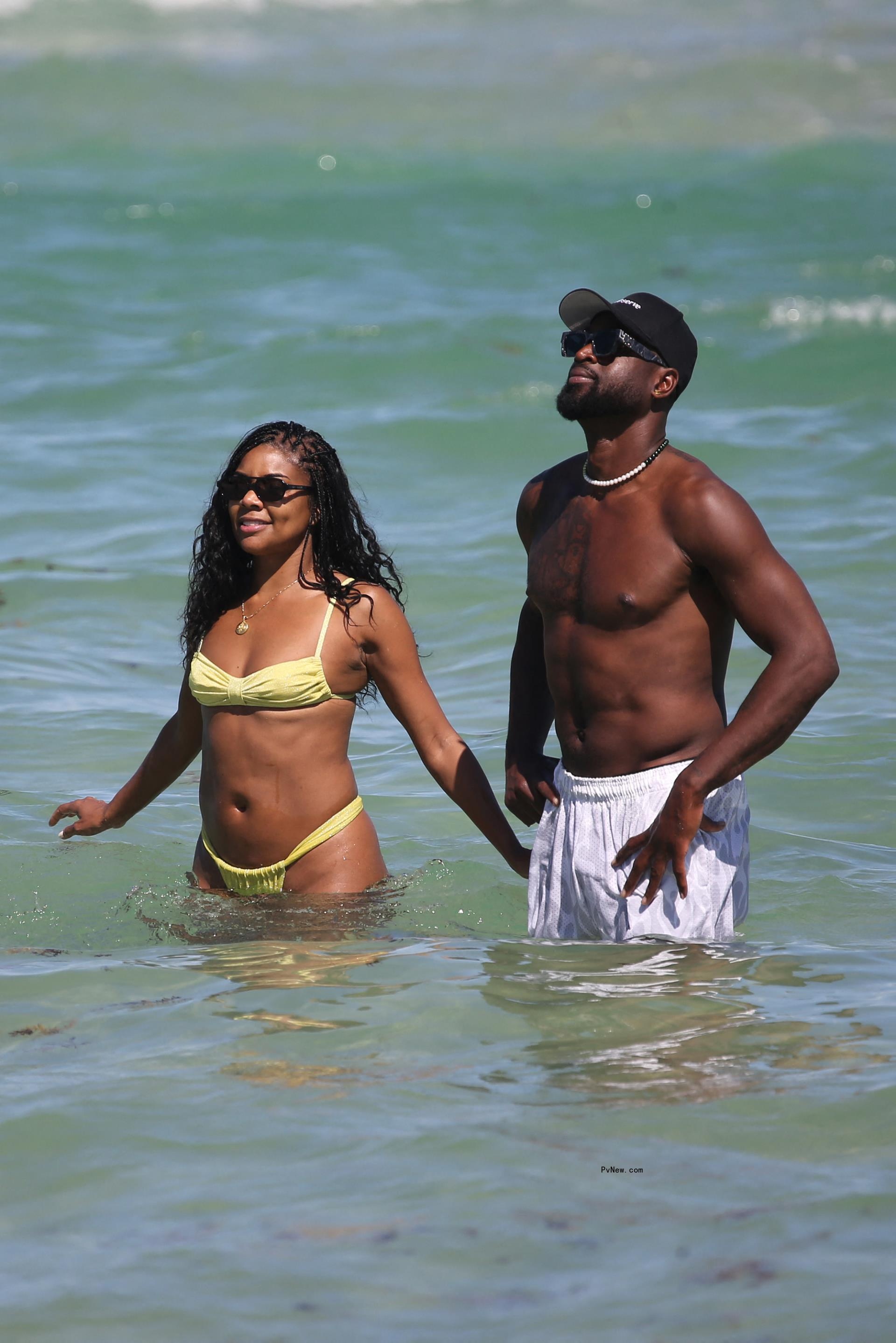 Gabrielle Unio<i></i>n and Dwyane Wade at the beach.