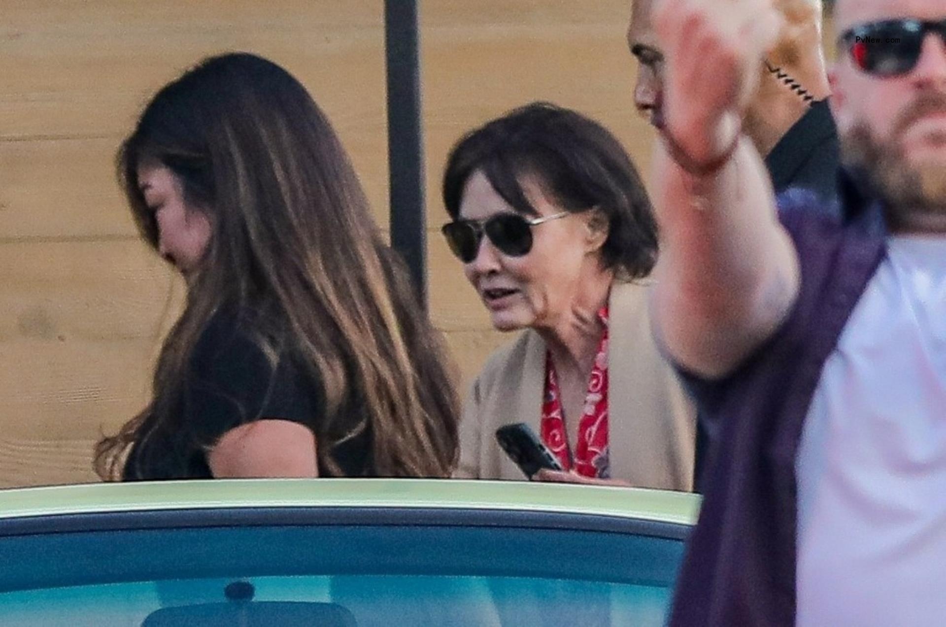 shannen doherty getting into a car with a friend