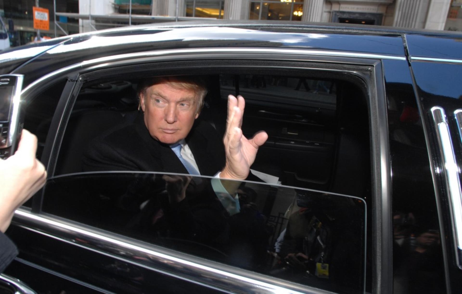 Do<i></i>nald Trump in his limo.