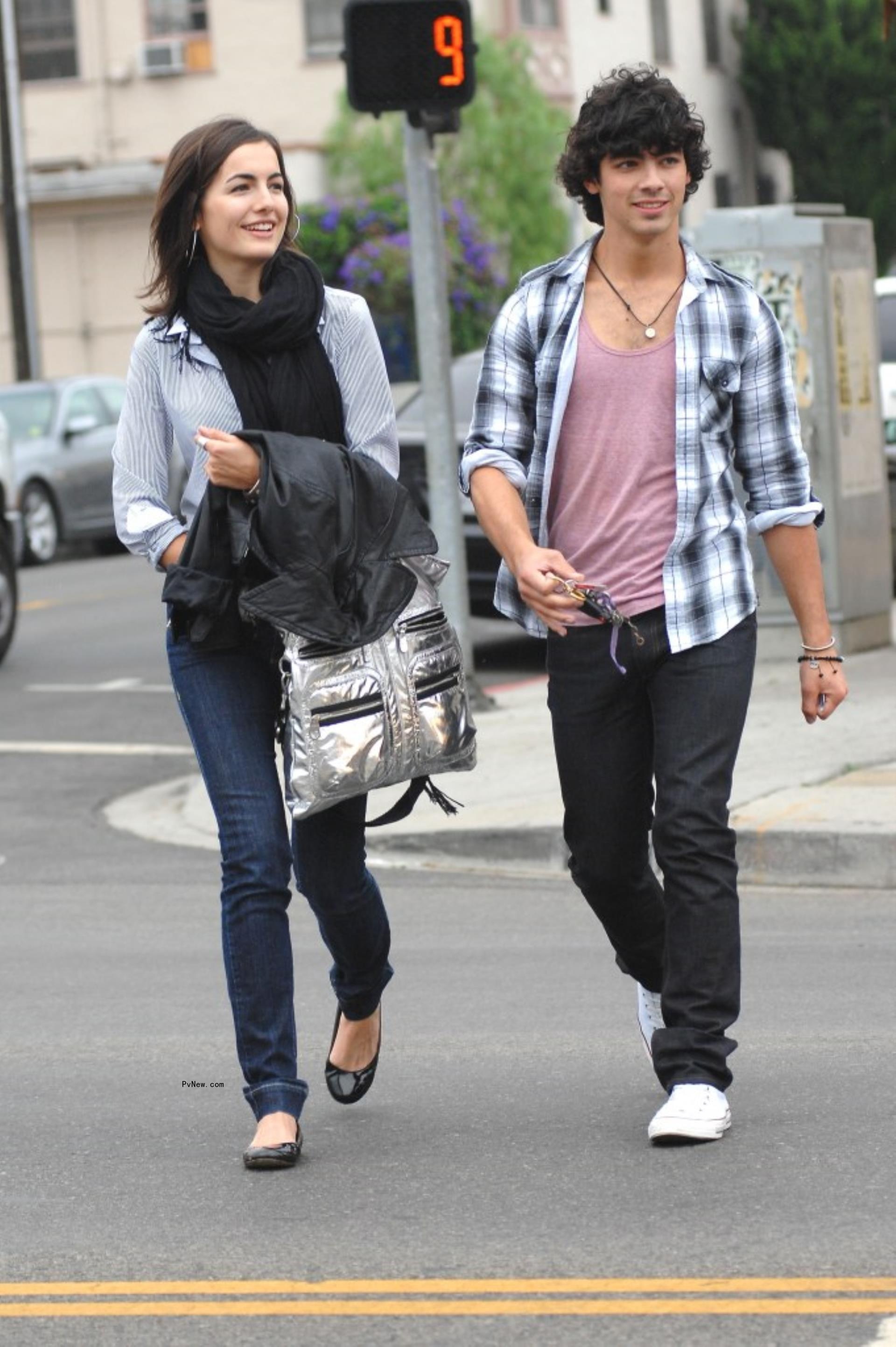Joe Jo<i></i>nas and Camilla Belle.