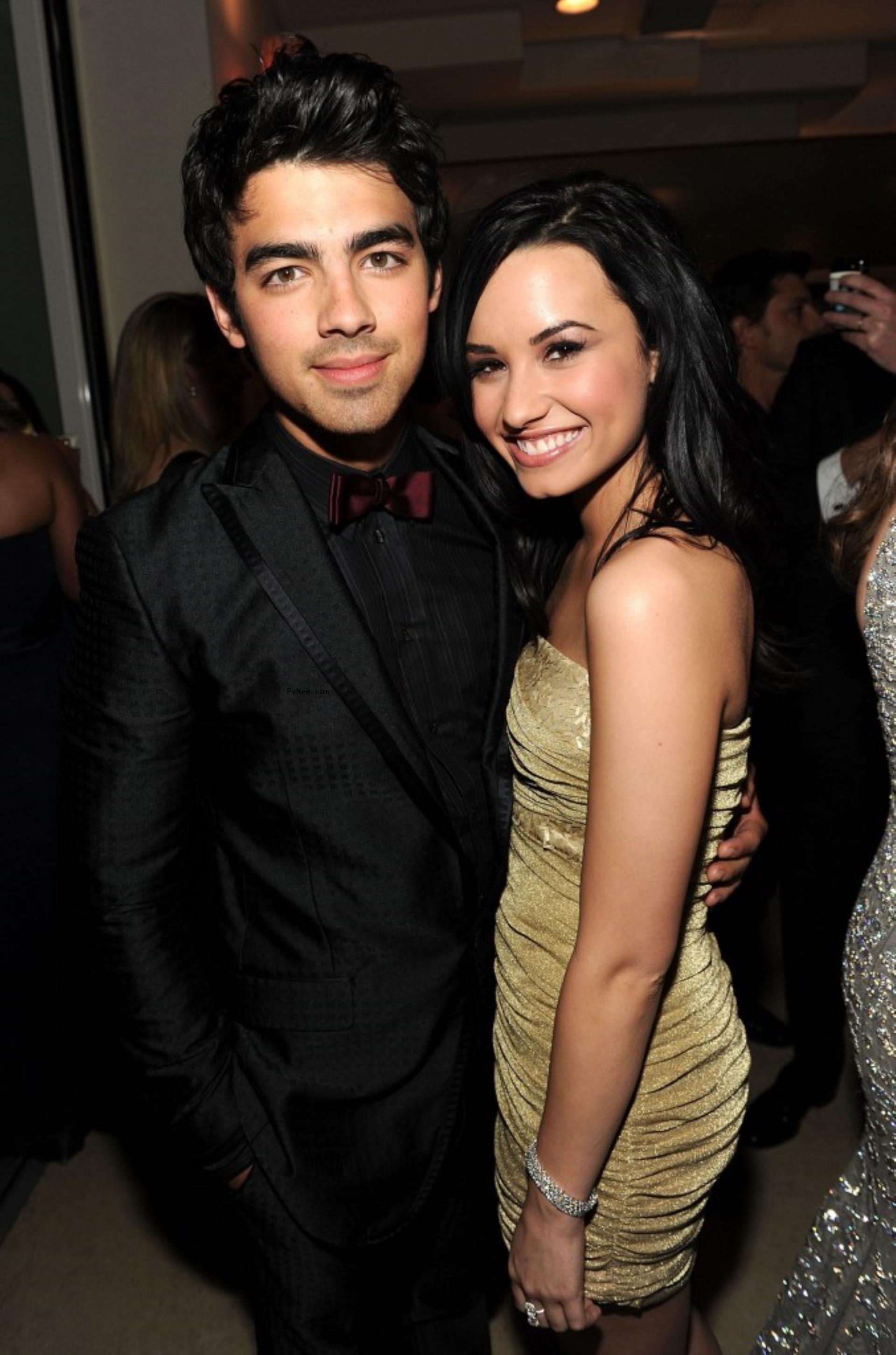 Joe Jo<i></i>nas and Demi Lovato.