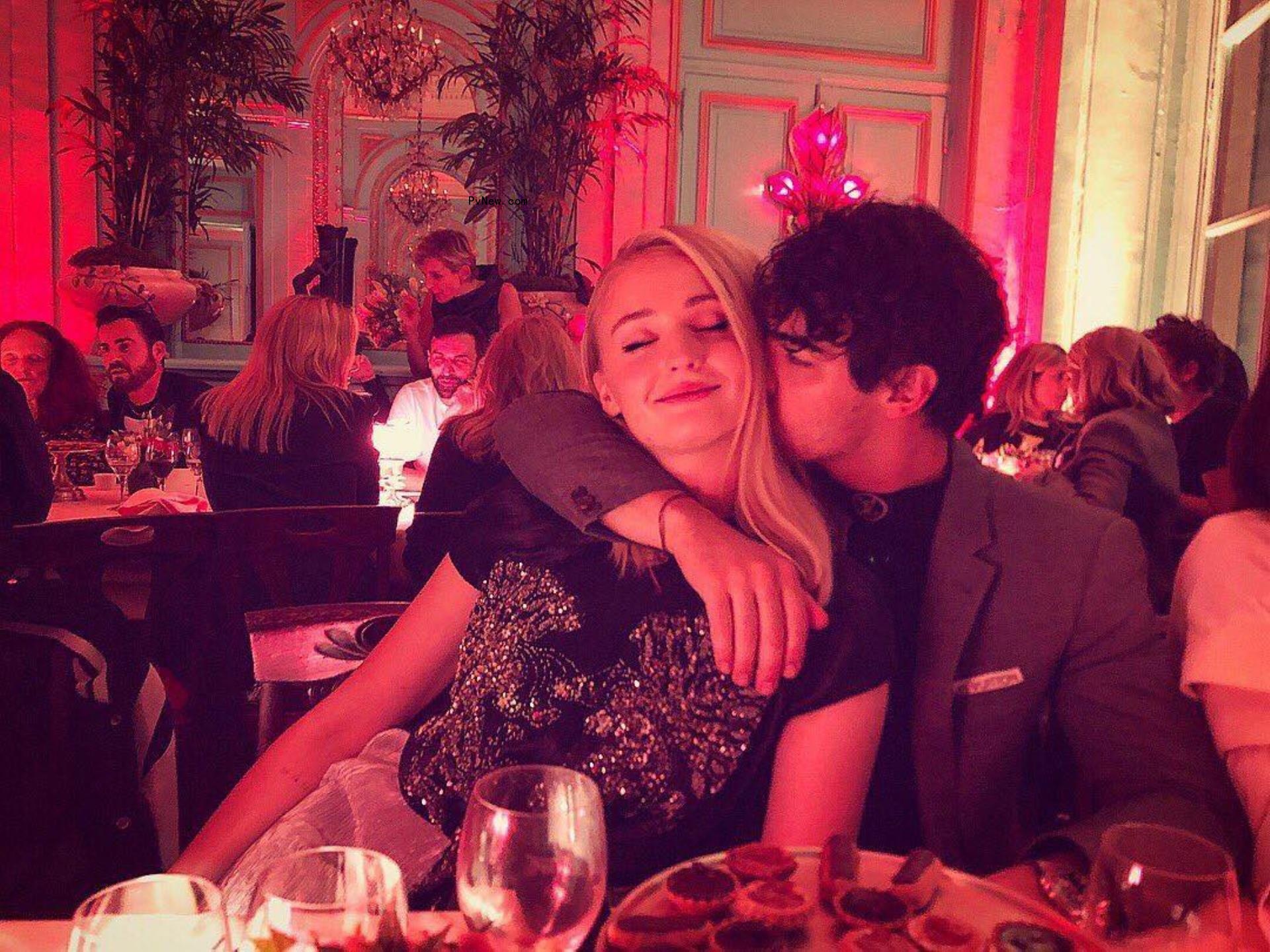 Joe Jo<i></i>nas kisses Sophie Turner.