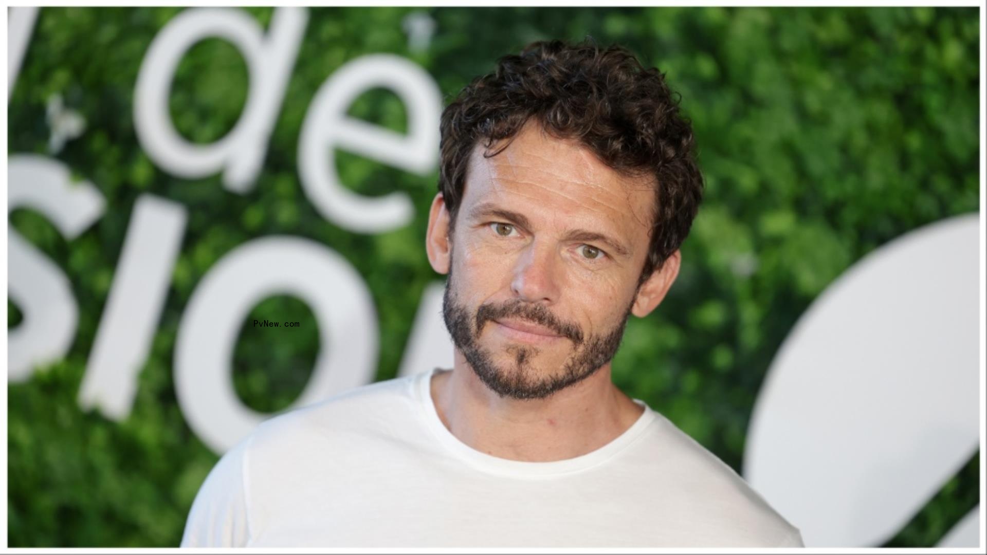 ‘Emily in Paris’ Star Arnaud Binard Talks a<i></i>bout the Show’s ‘Dreamy’ Depiction of the French Capital