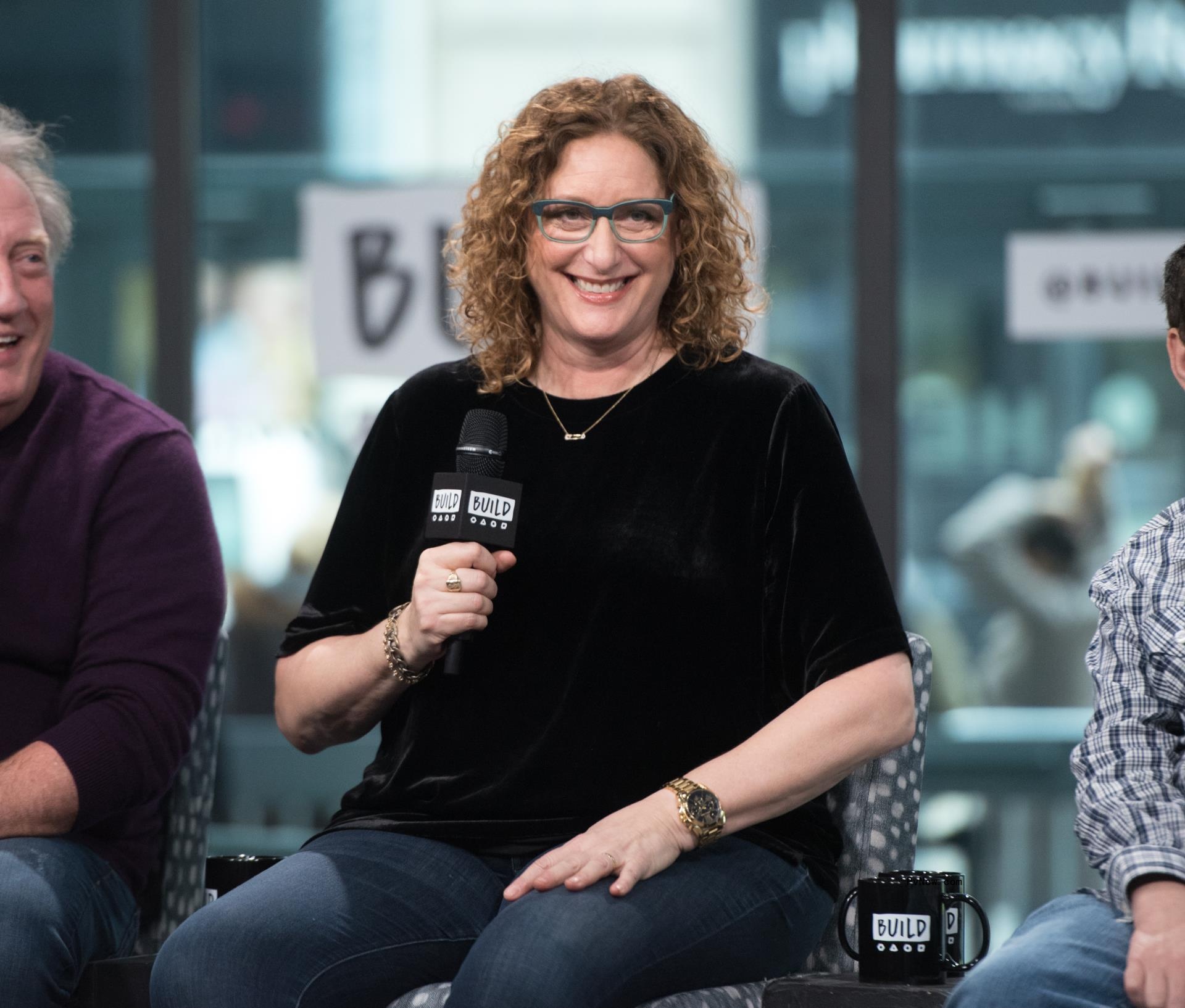 Judy gold holding a mic.