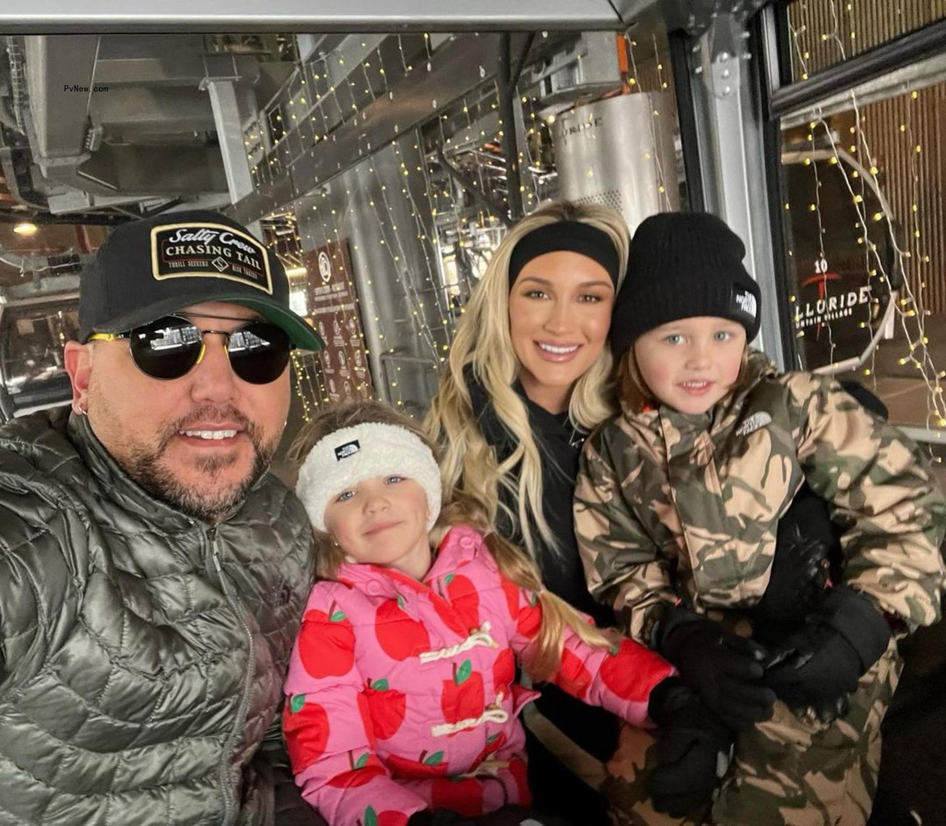 Jason Aldean with his wife Brittany and their two children