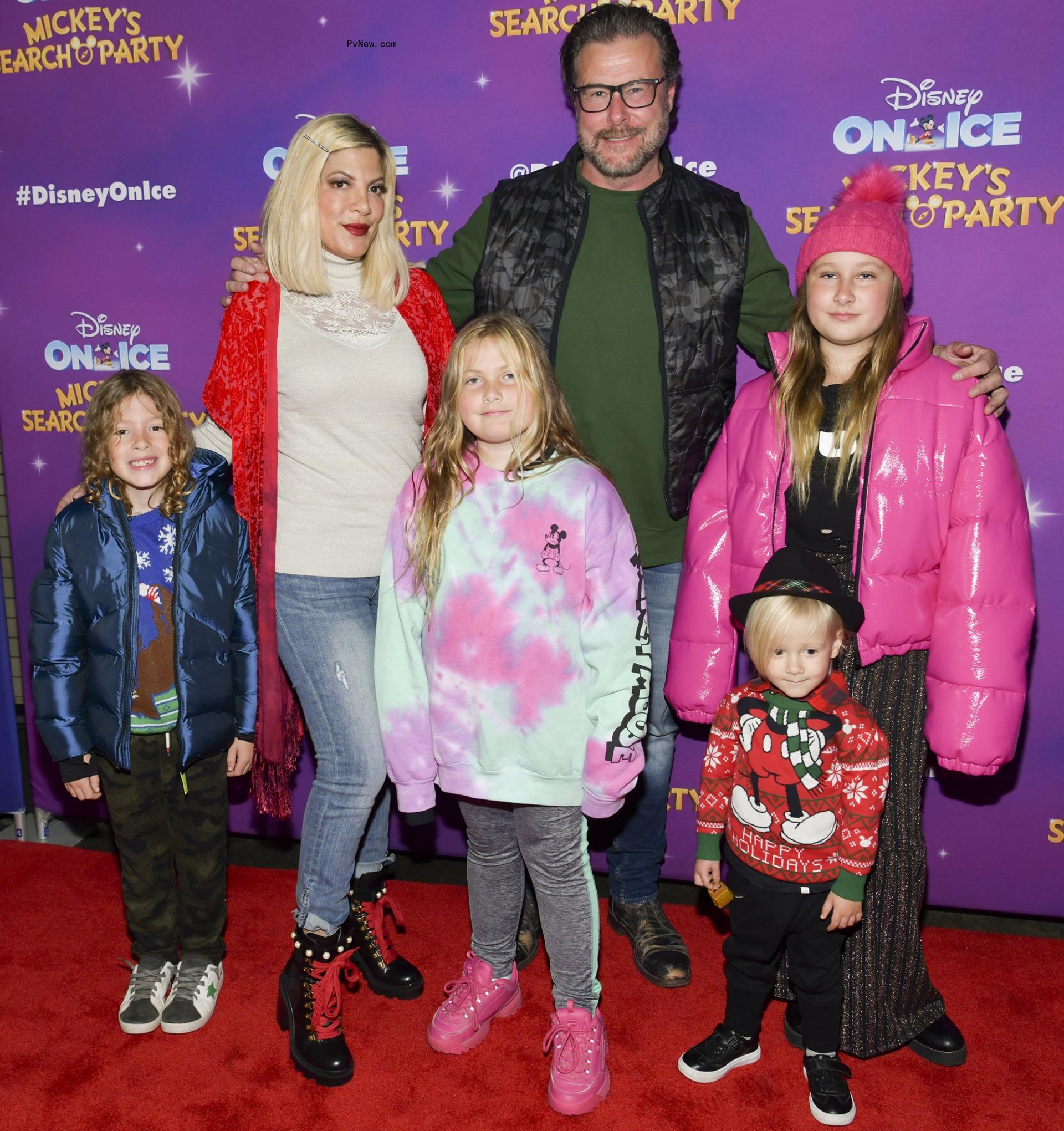 Tori Spelling and Dean McDermott with their kids