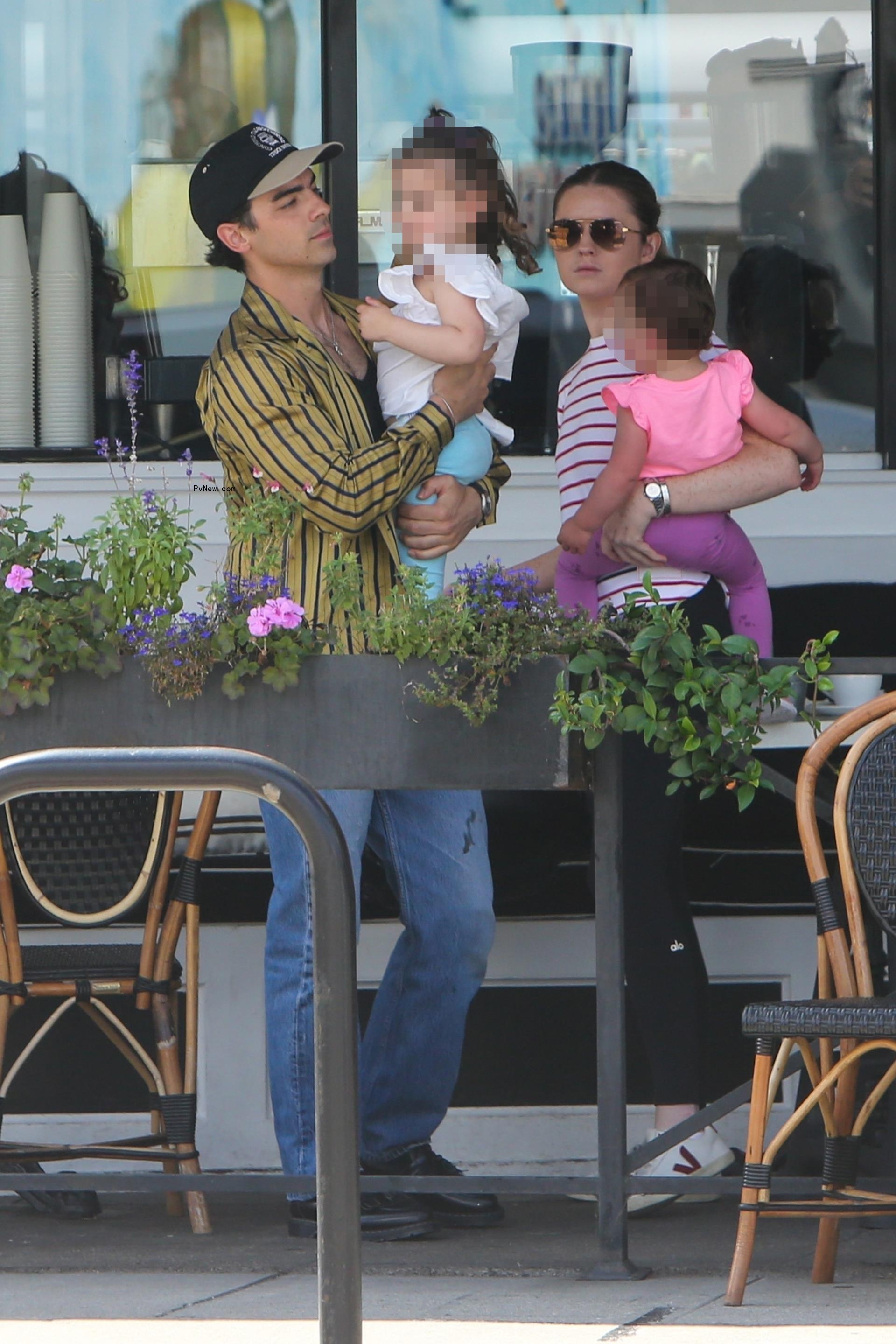 Joe Jo<i></i>nas holding his daughters