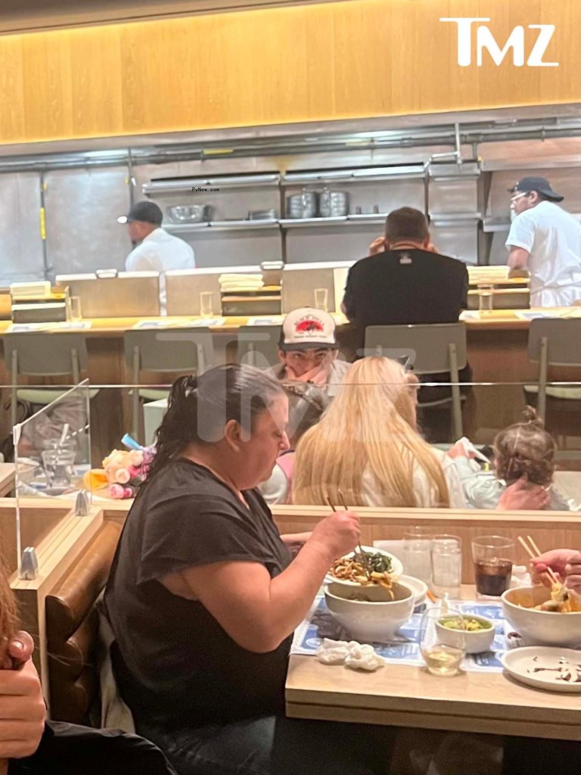 Sophie Turner and Joe Jo<i></i>nas with daughters