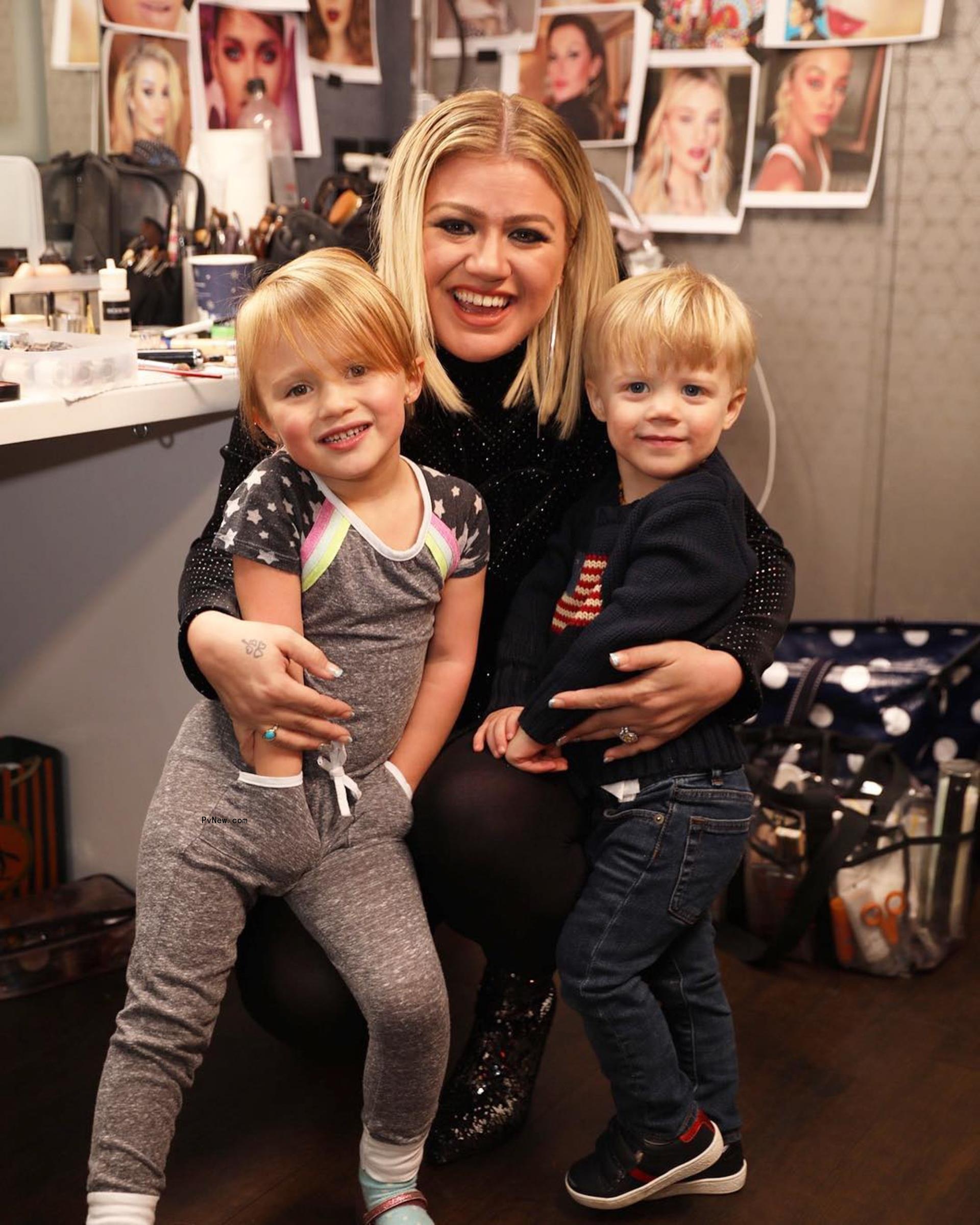 Kelly Clarkson and her two kids.
