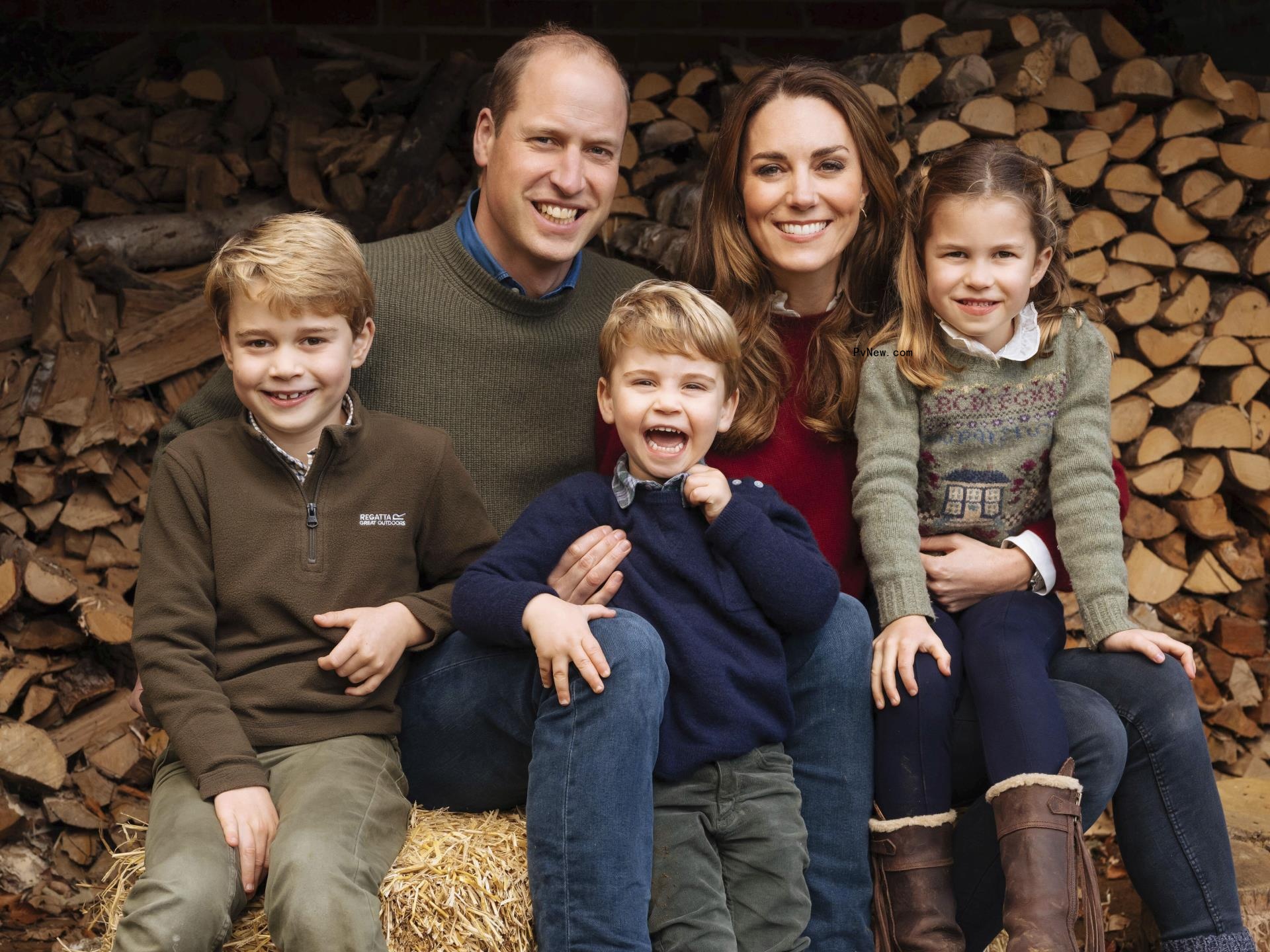 Kate Middleton, Prince William posing with their kids