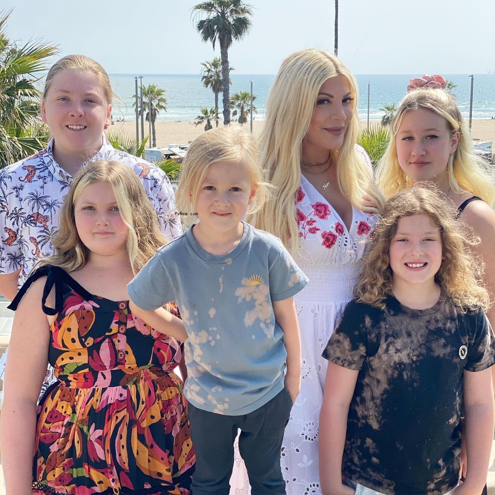 Tori Spelling posing with her five children
