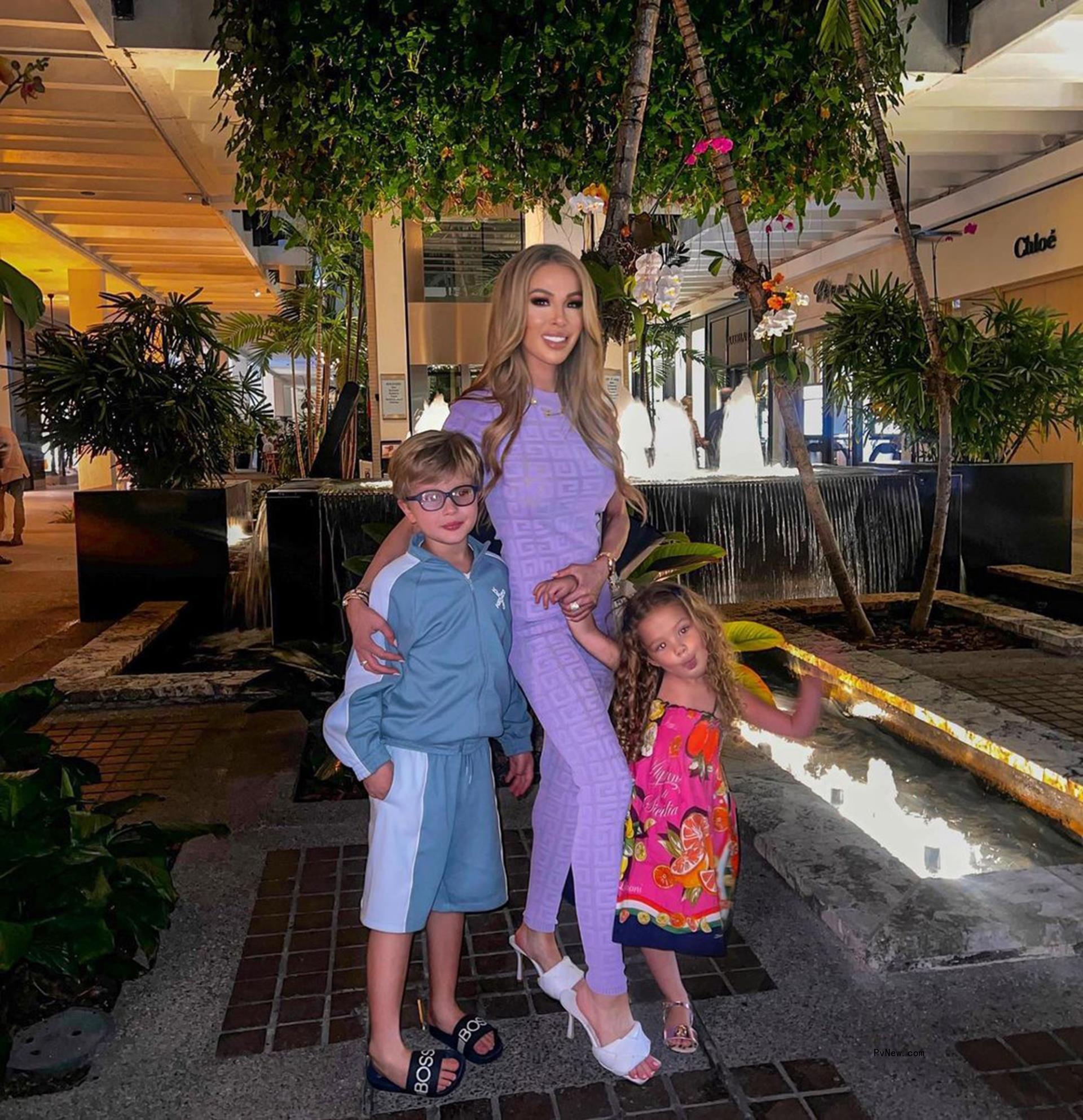 lisa hochstein with her two kids
