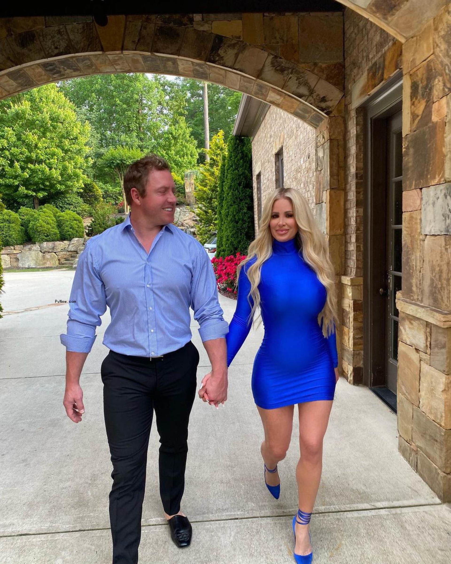 Kroy Biermann and Kim Zolciak walking together 