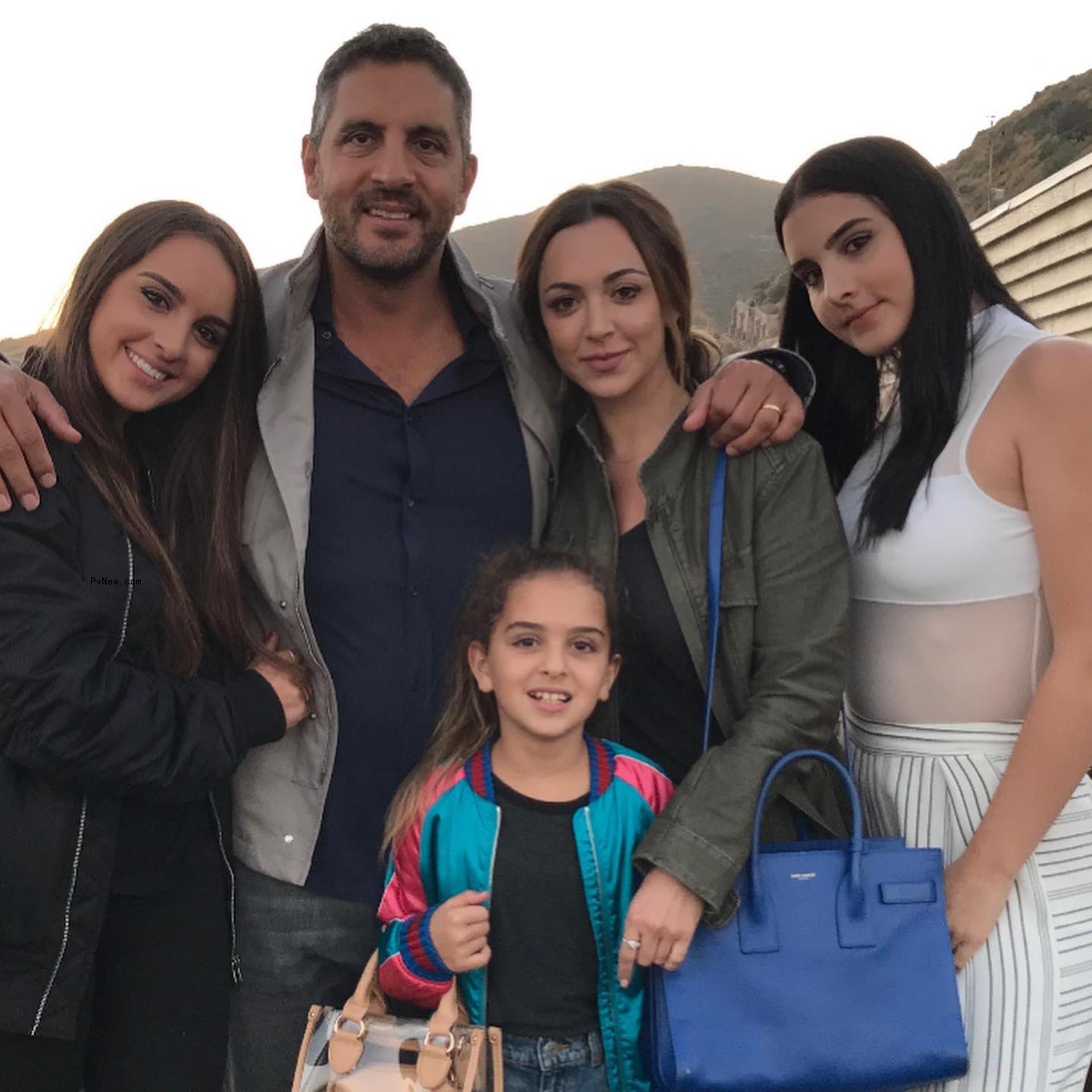 Kyle Richards and Mauricio Umansky with their daughters