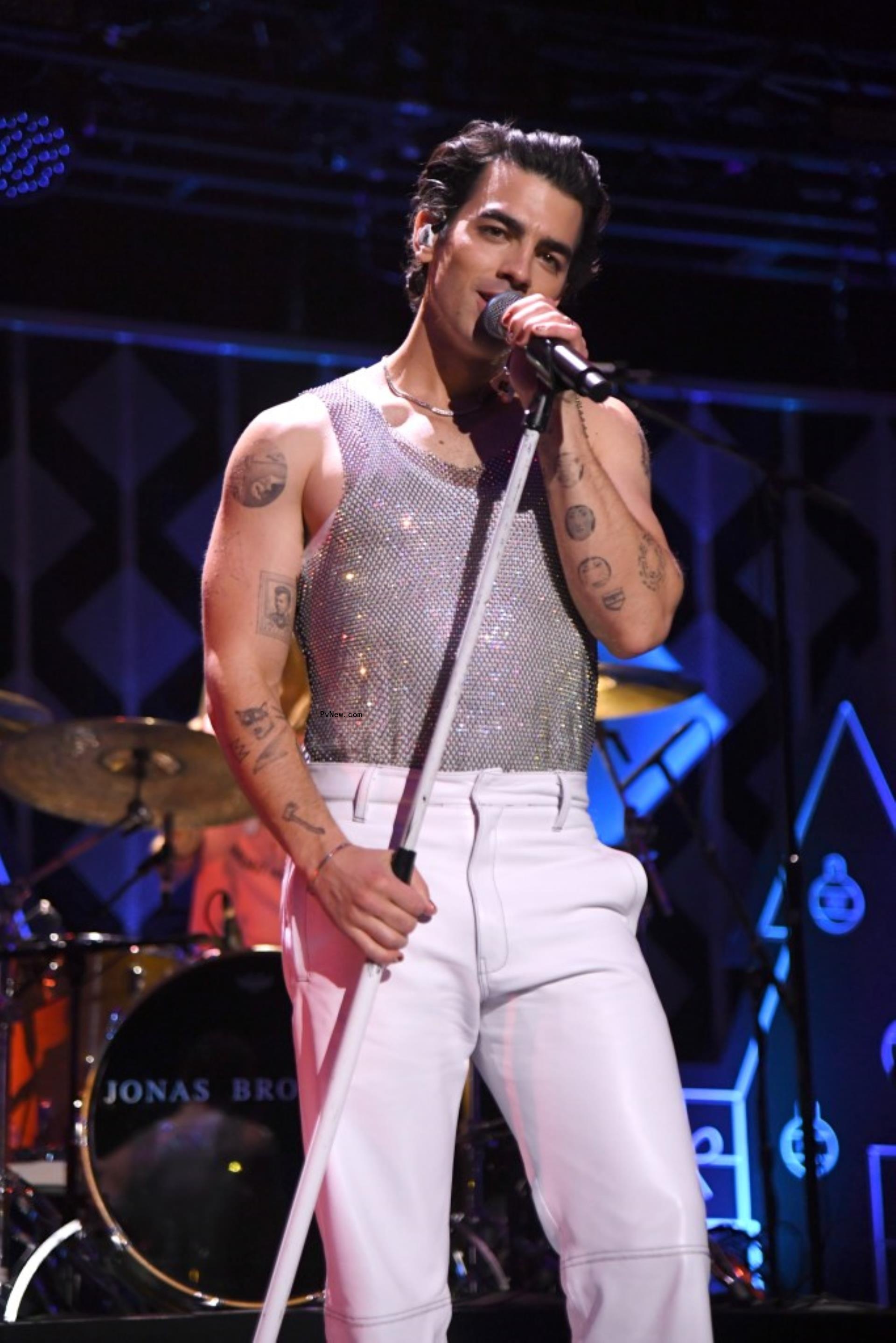 Joe Jo<i></i>nas on stage.