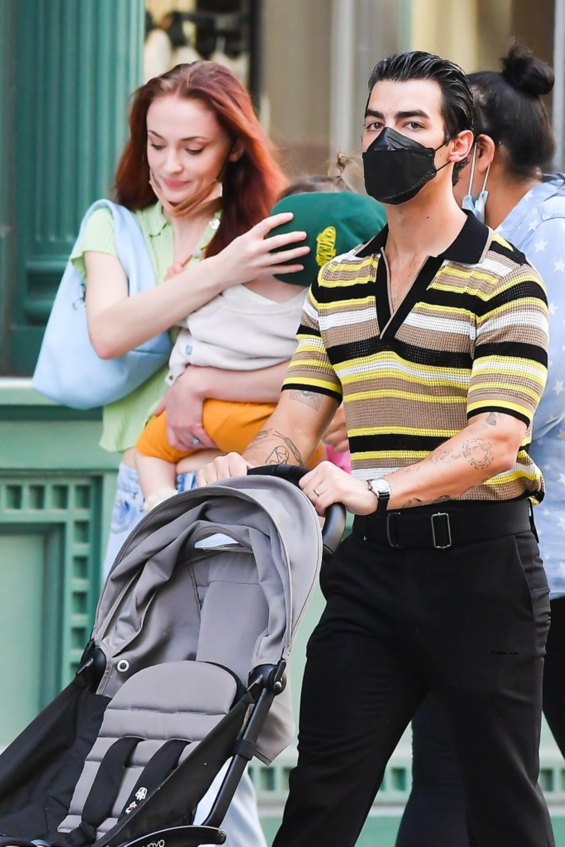 Sophie Turner and Joe Jo<i></i>nas with their daughter.