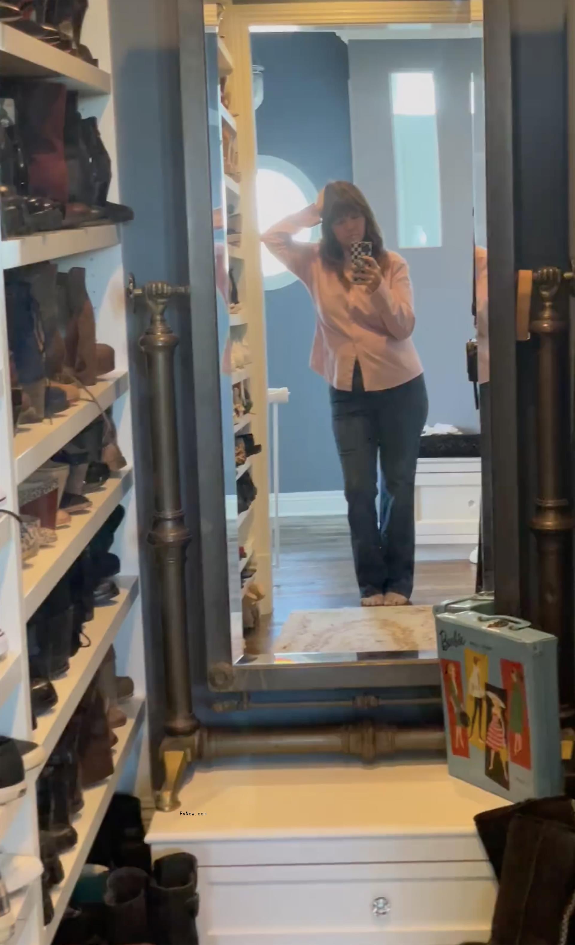 A mirror selfie of Valerie Bertinelli