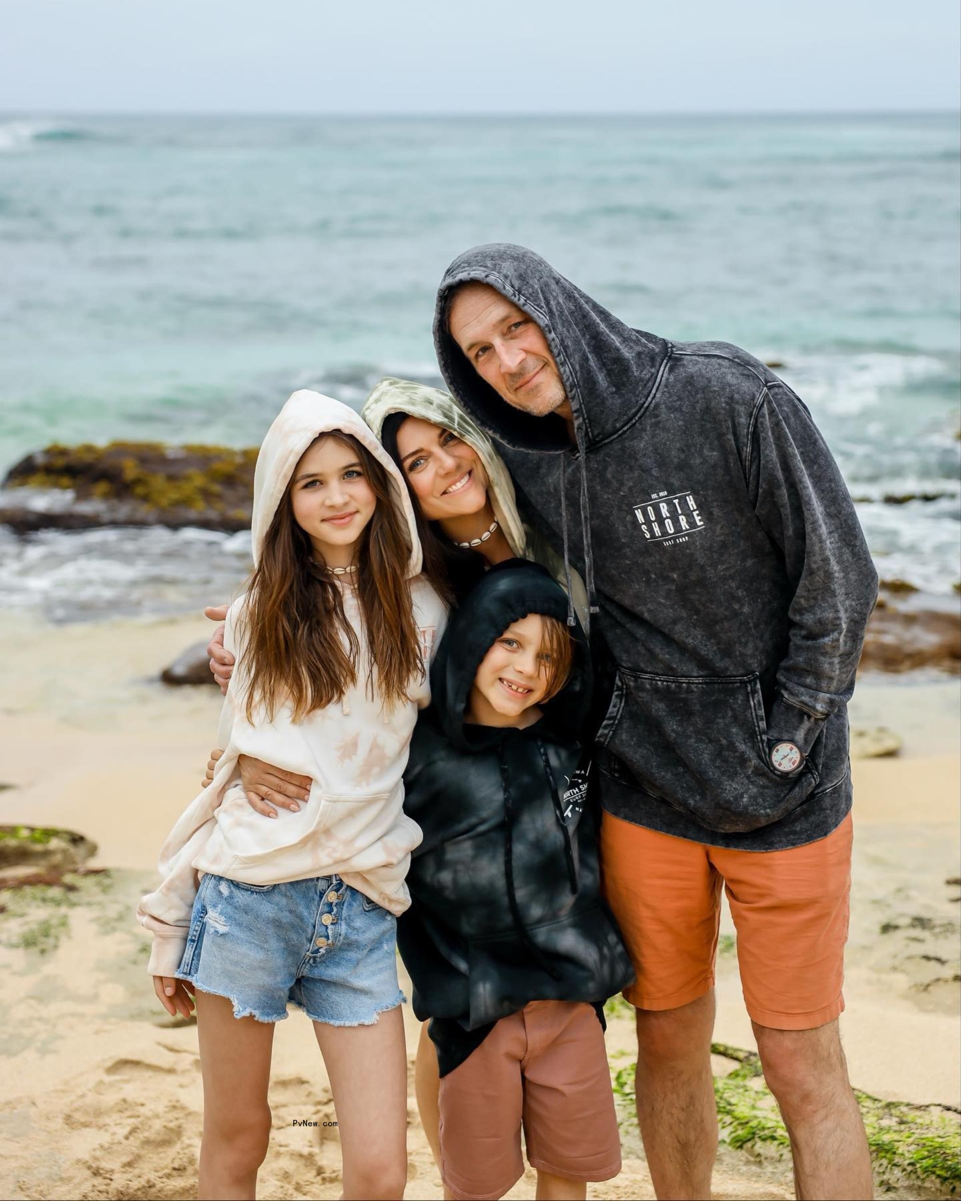 Tiffani Thiessen, her husband and 2 kids.