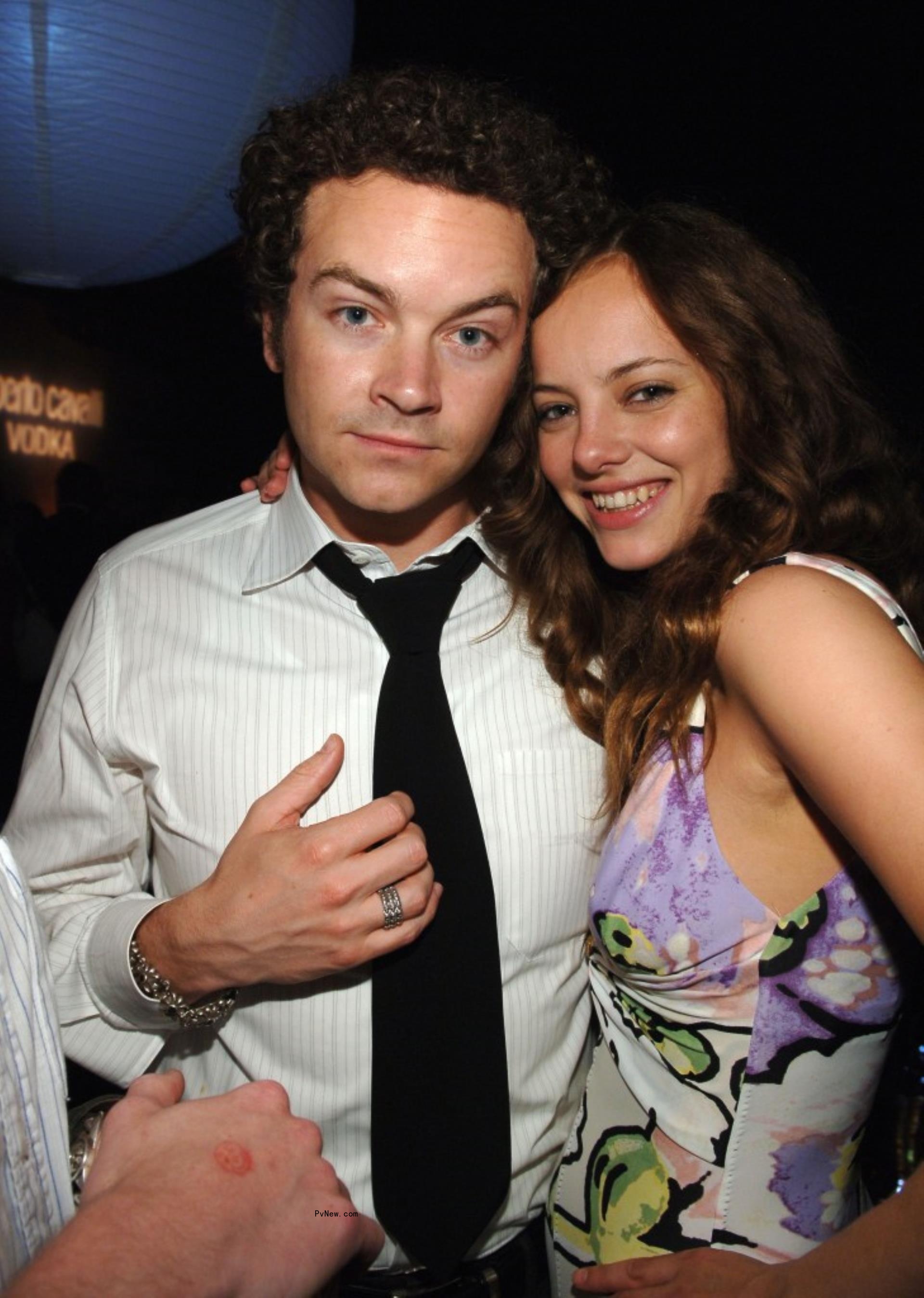 Bijou Phillips and Danny Masterson on a red carpet.