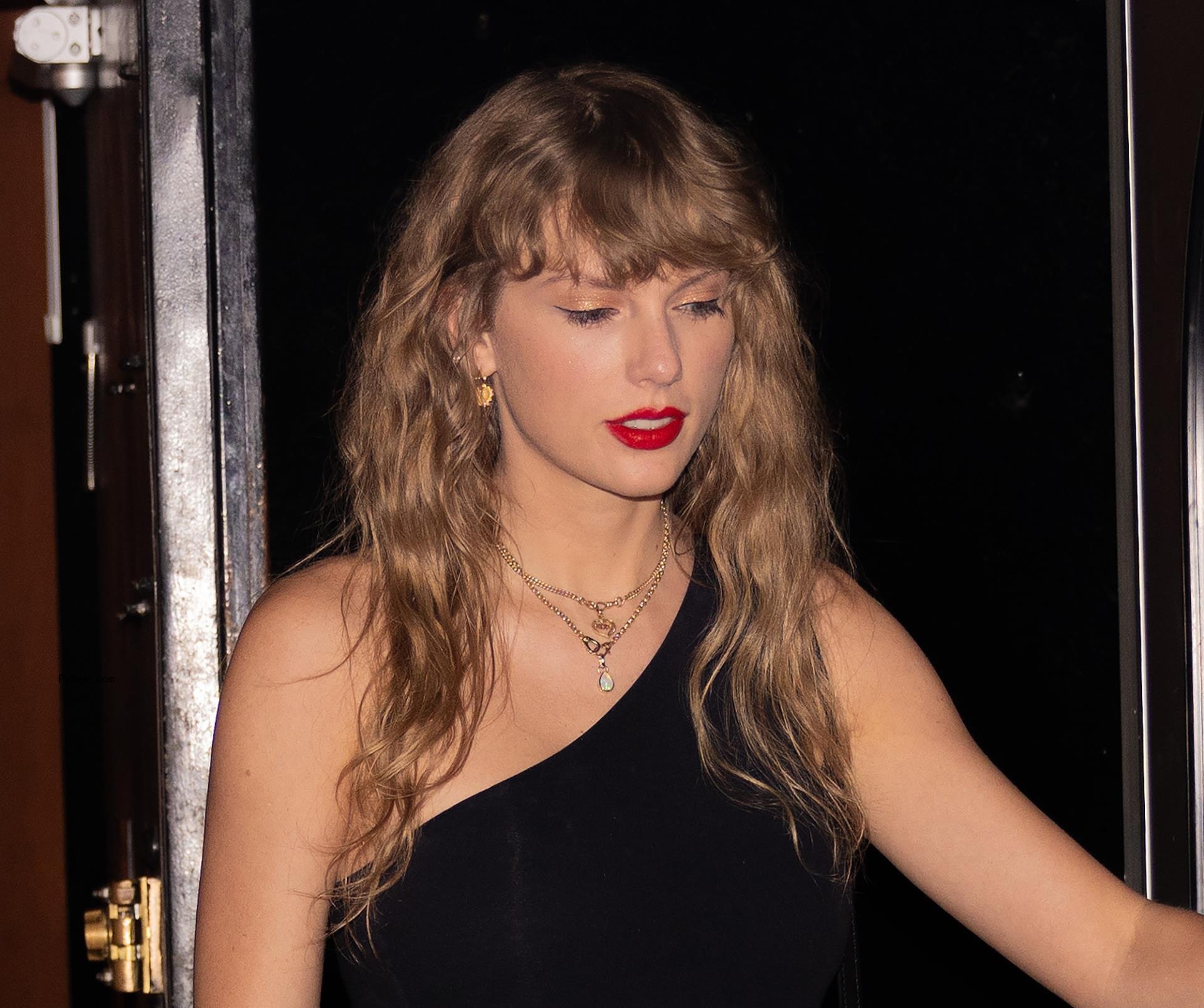 Taylor Swift wearing layered necklaces