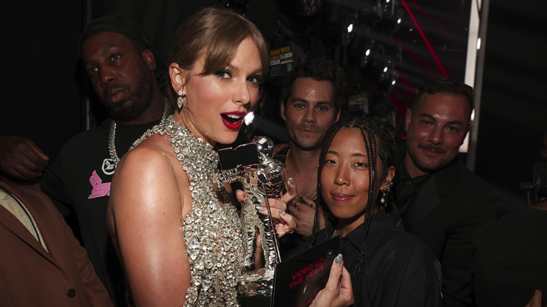 Screams for Taylor Swift, Co<i></i>nfusion Over Johnny Depp, and More You Didn’t See on TV During the VMAs
