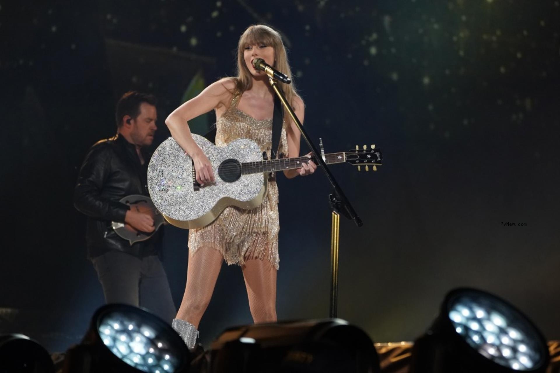 taylor swift performing with her guitar