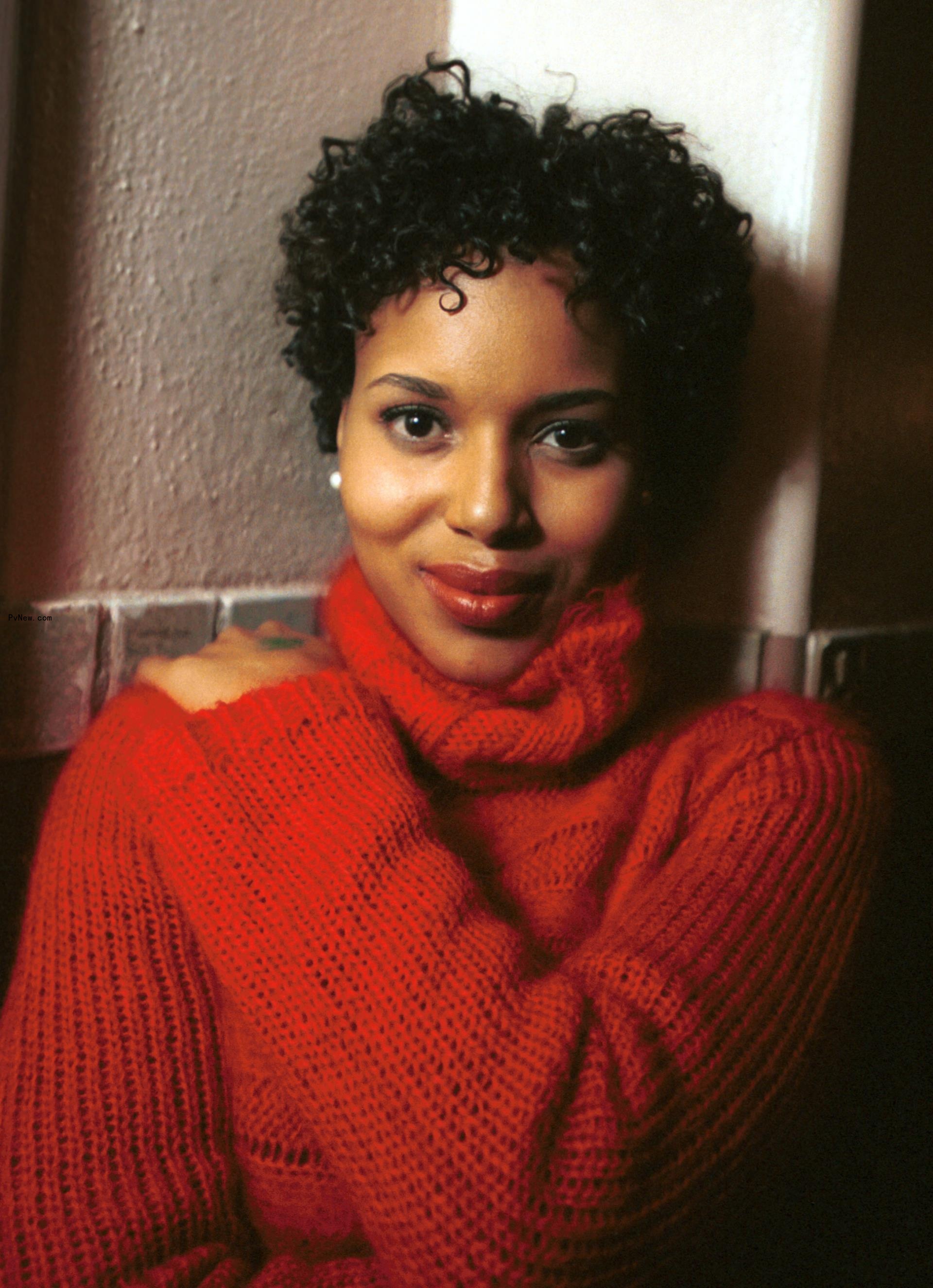 Kerry Washington posing for a photo in 2001