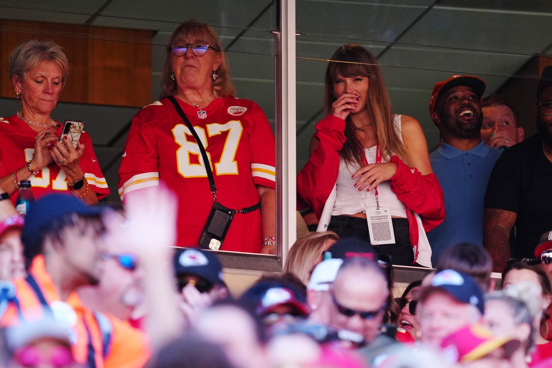 Do<i></i>nna Kelce and Taylor Swift