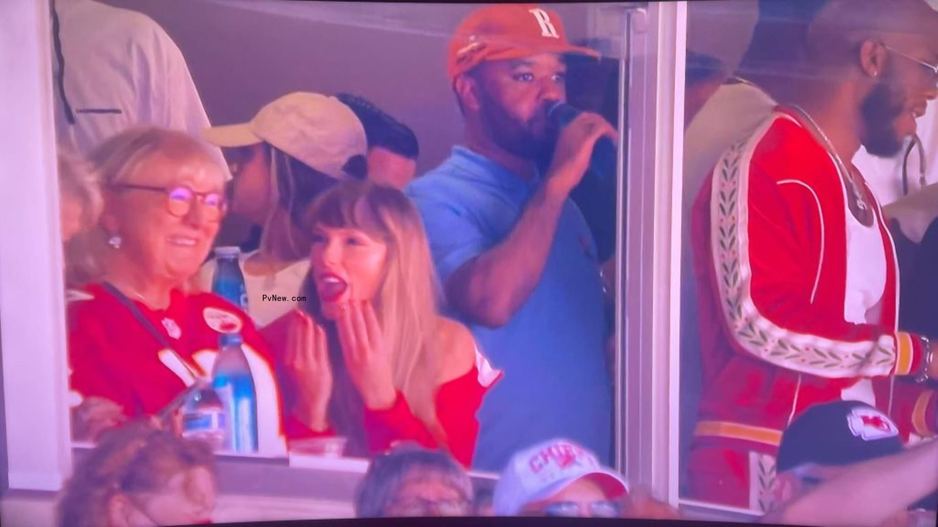 Taylor Swift and Do<i></i>nna Kelce at NFL game