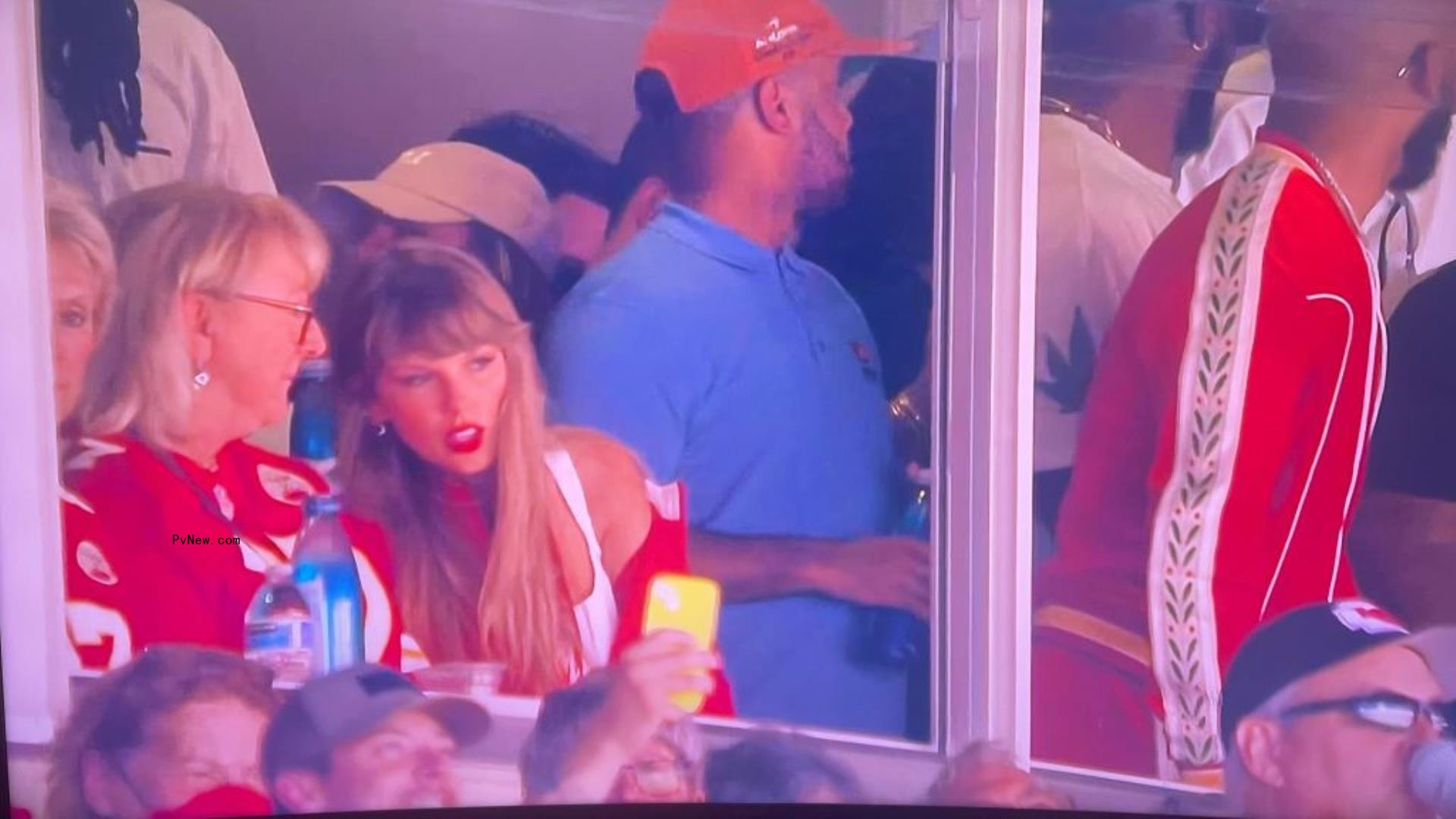 A photo of Taylor Swift and Do<i></i>nna Kelce
