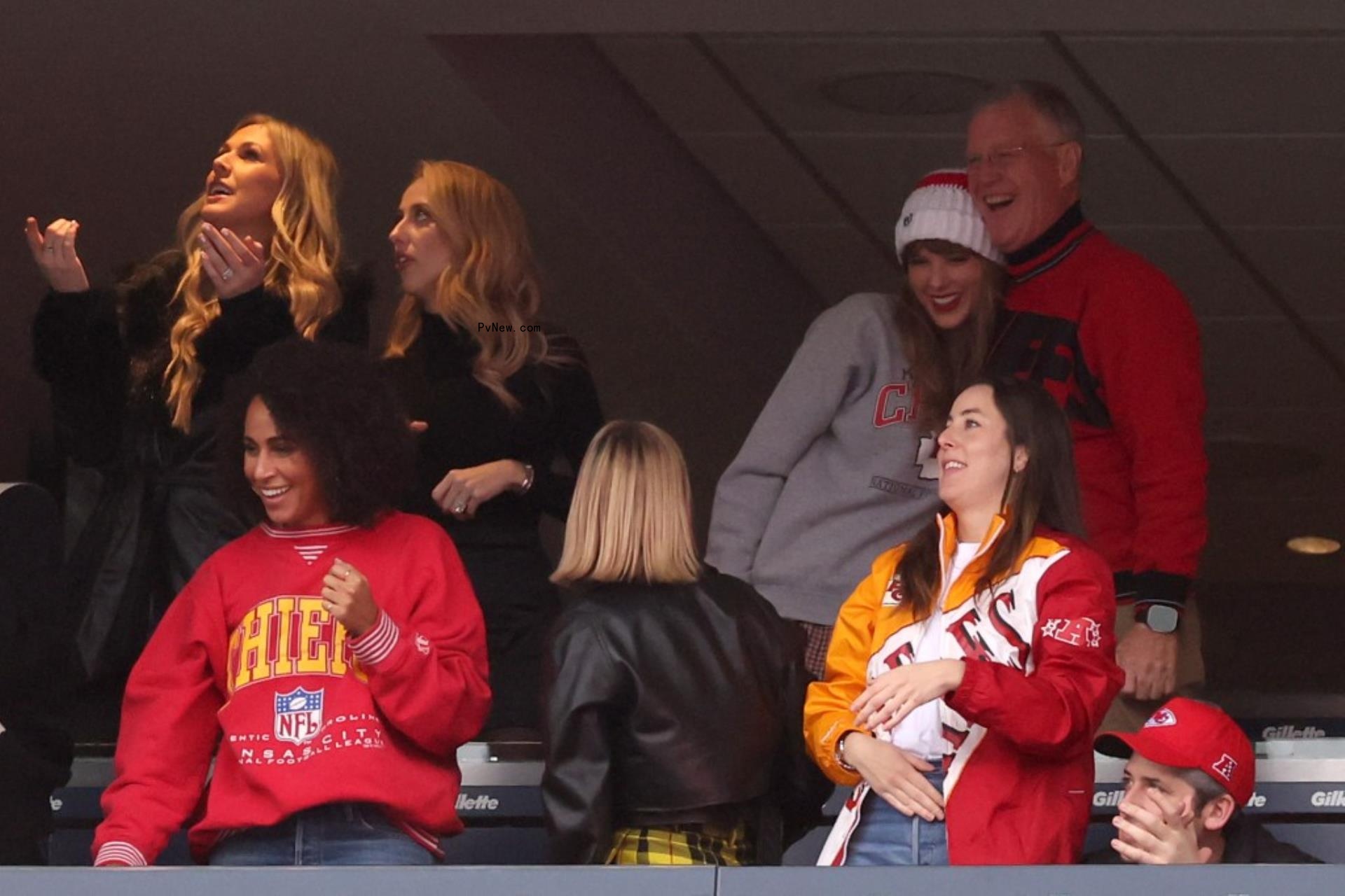 taylor swift hugging her dad in the chiefs suite