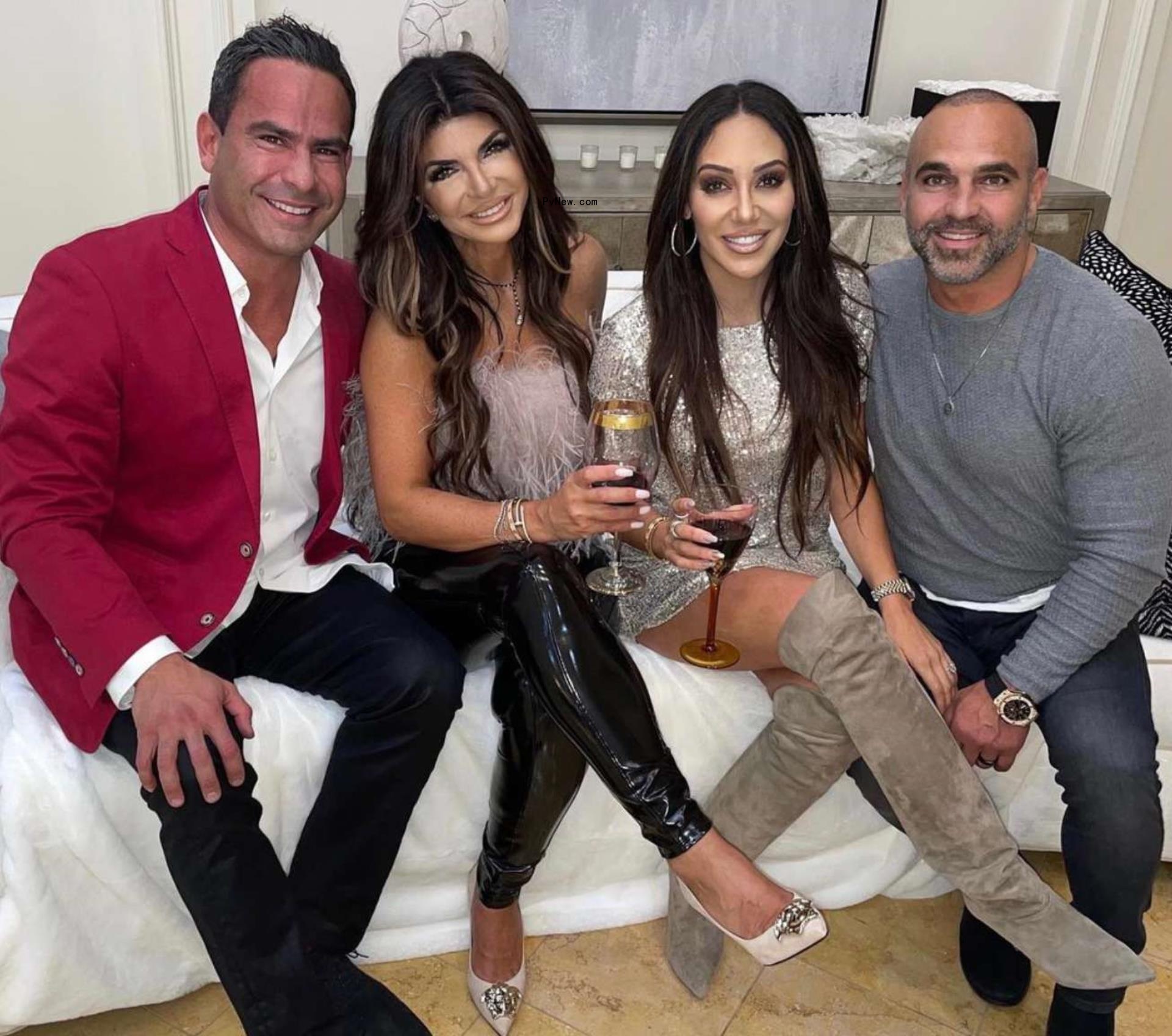 luis ruelas, teresa giudice, melissa gorga, joe gorga on a couch