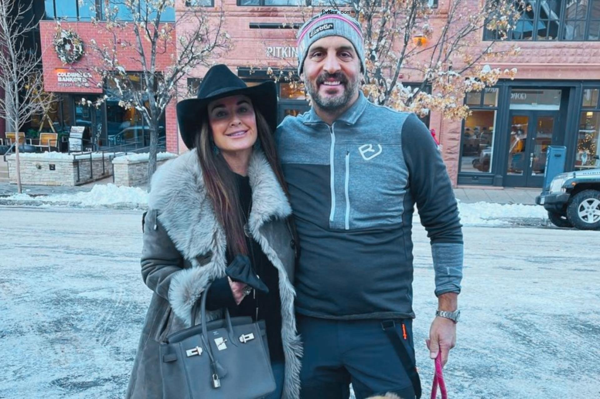 Kyle Richards and Mauricio Umansky posing together outside