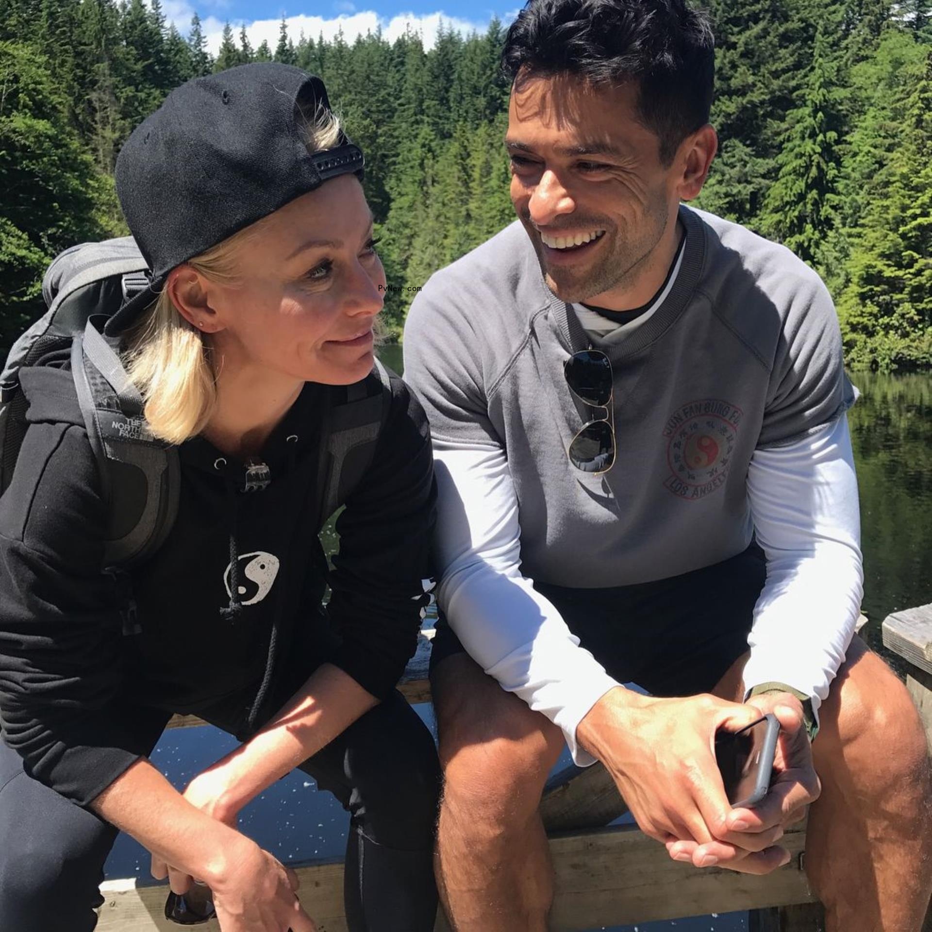 Mark Co<i></i>nsuelos and Kelly Ripa outside.