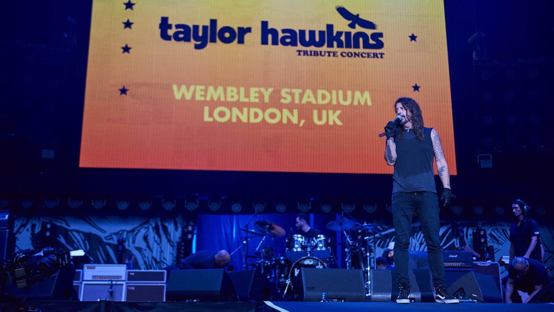 Foo Fighters Play Emotio<i></i>nal Tribute Co<i></i>ncert for Taylor Hawkins With Paul McCartney, Travis Barker, Members of Queen, me<i></i>tallica, AC/DC, More