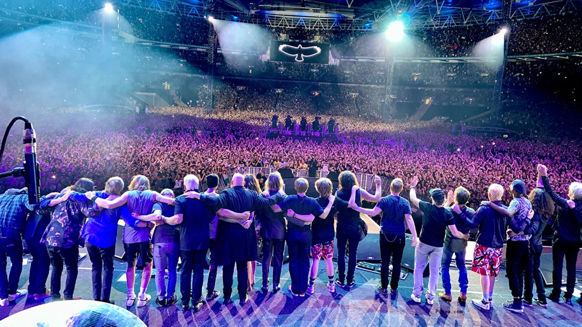 Foo Fighters Play Emotio<i></i>nal Tribute Co<i></i>ncert for Taylor Hawkins With Paul McCartney, Travis Barker, Members of Queen, me<i></i>tallica, AC/DC, More