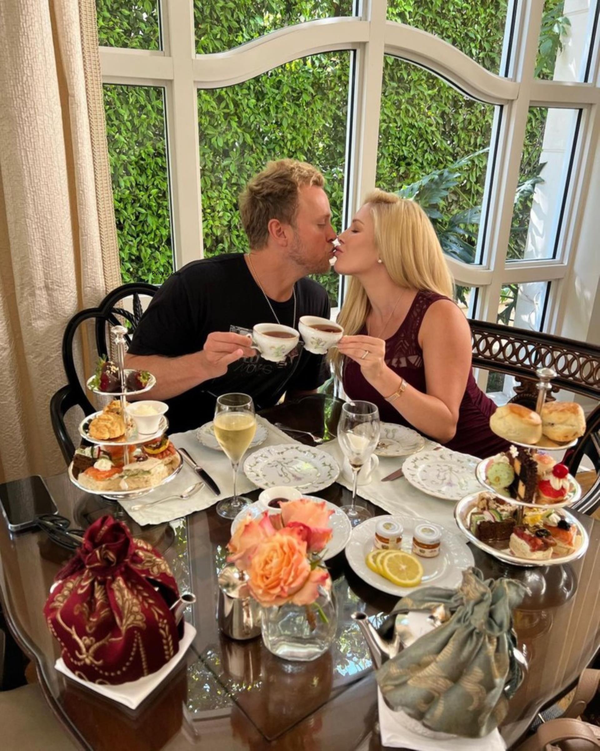 Heidi Mo<i></i>ntag and Spencer Pratt kissing.