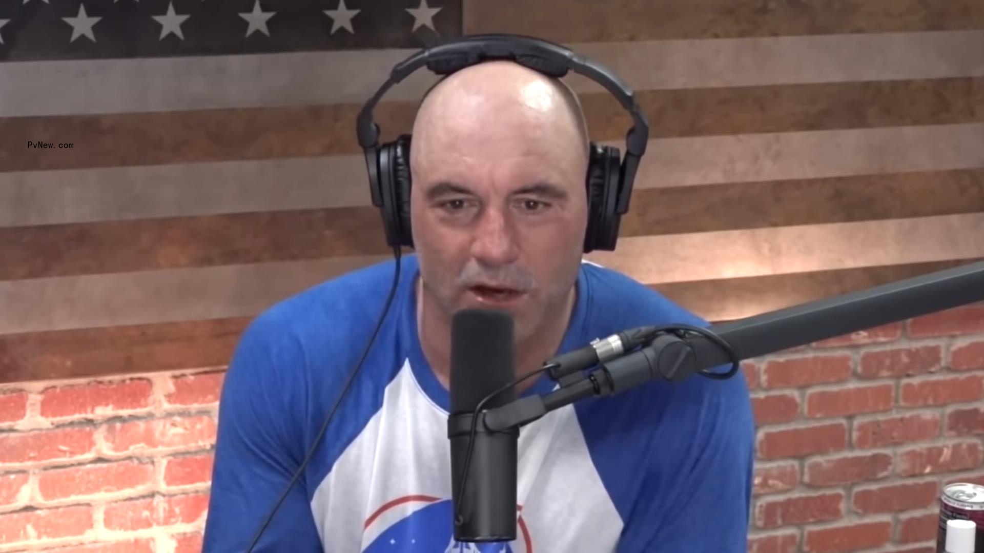 Joe Rogan Tries to Clarify Co<i></i>ntroversial Comments a<i></i>bout COVID Vaccines