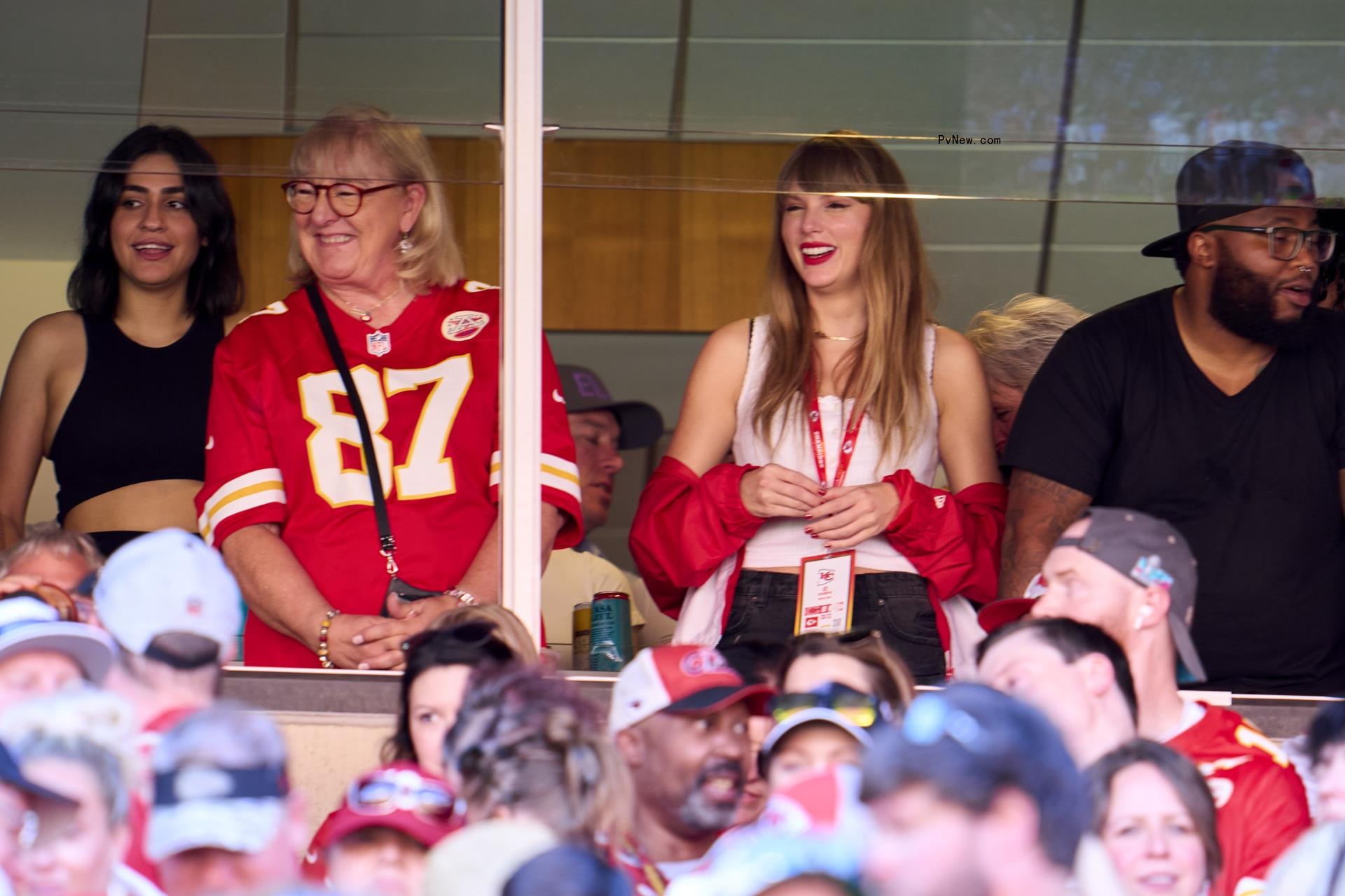 Taylor Swift with Do<i></i>nna Kelce