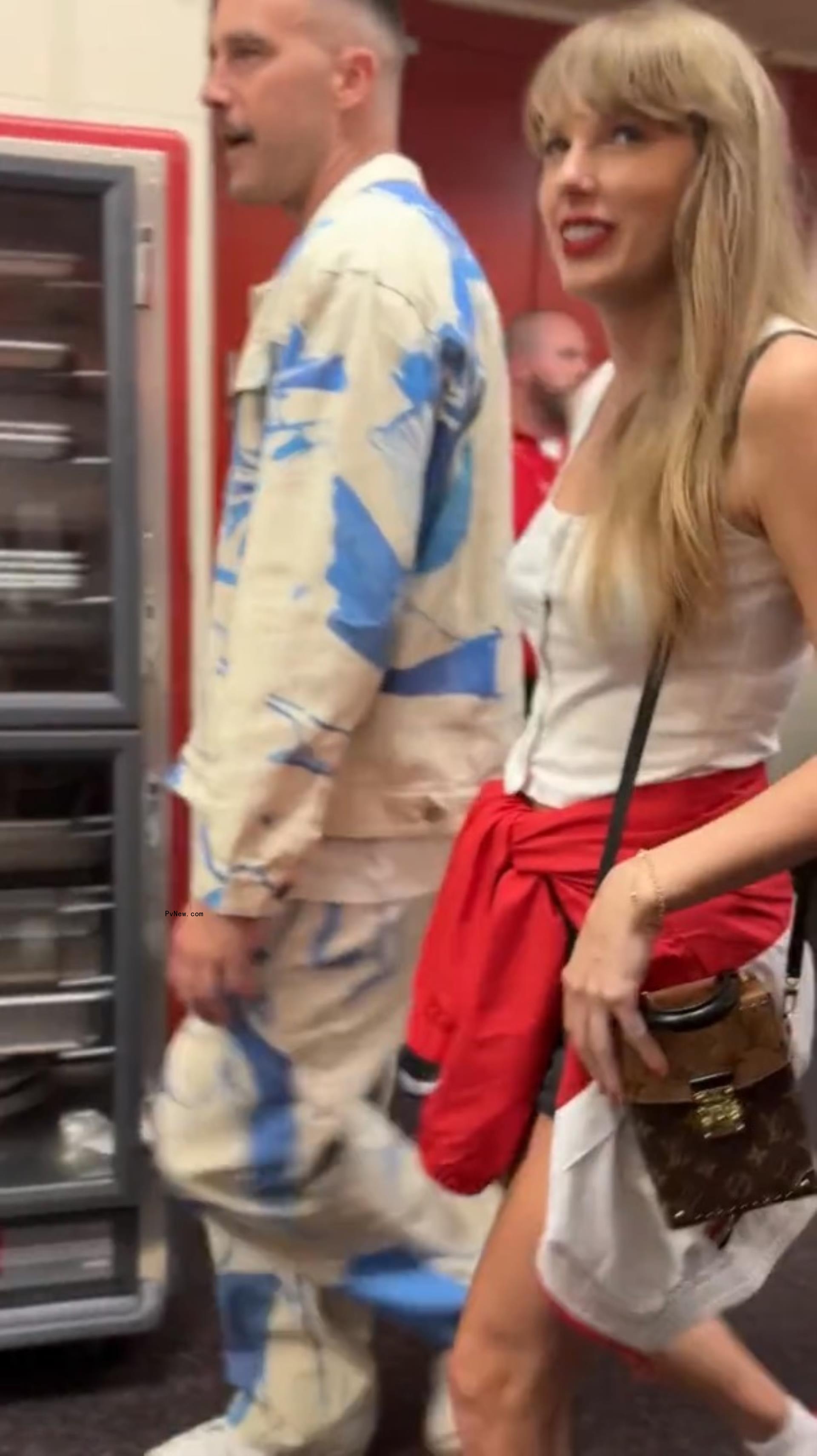 Travis Kelce and Taylor Swift walking together